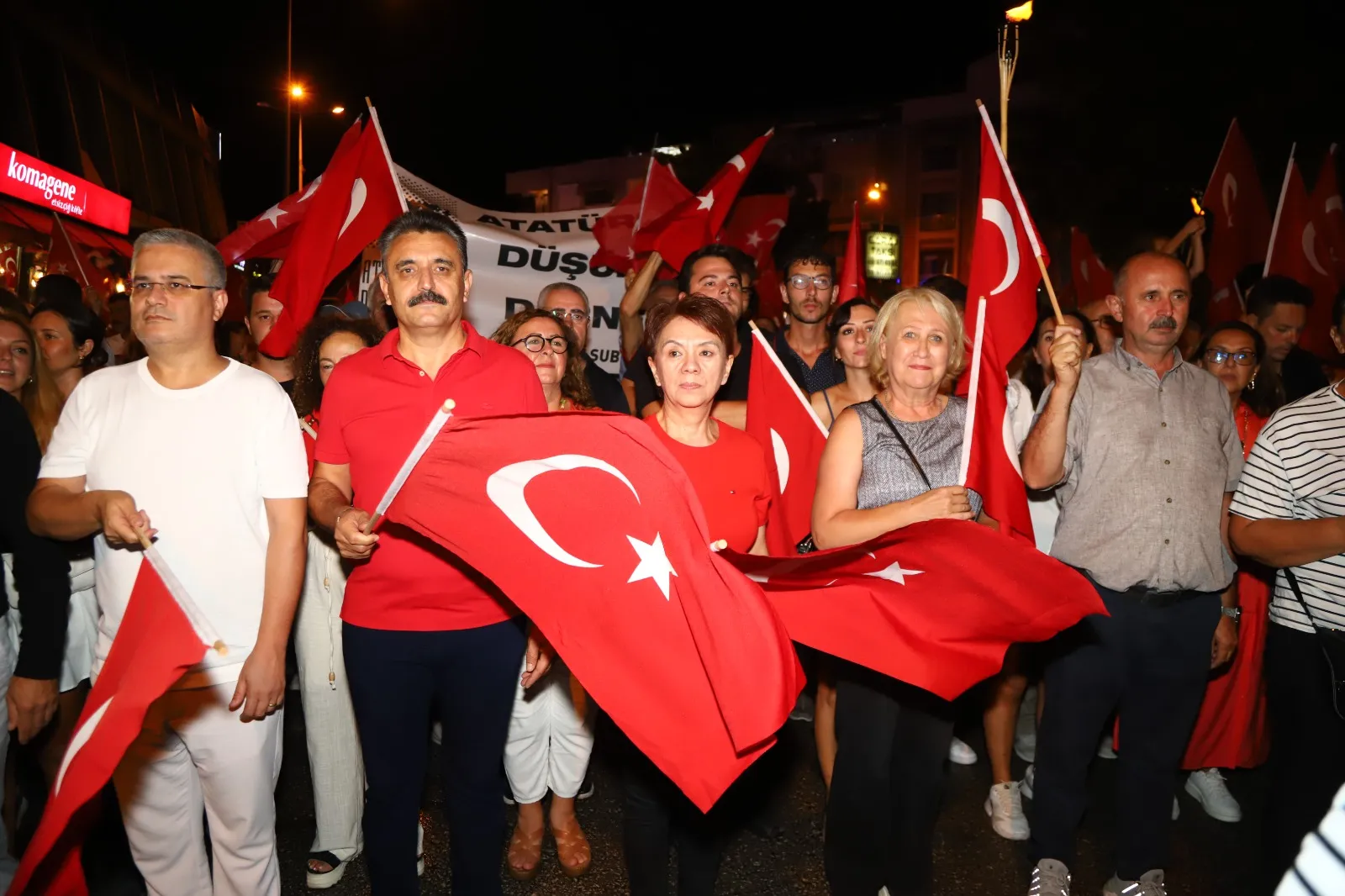 İzmir'in Dikili ilçesi, 3 gün süren kapsamlı bir festivalle 30 Ağustos Zafer Bayramı'nı coşkuyla kutladı. 