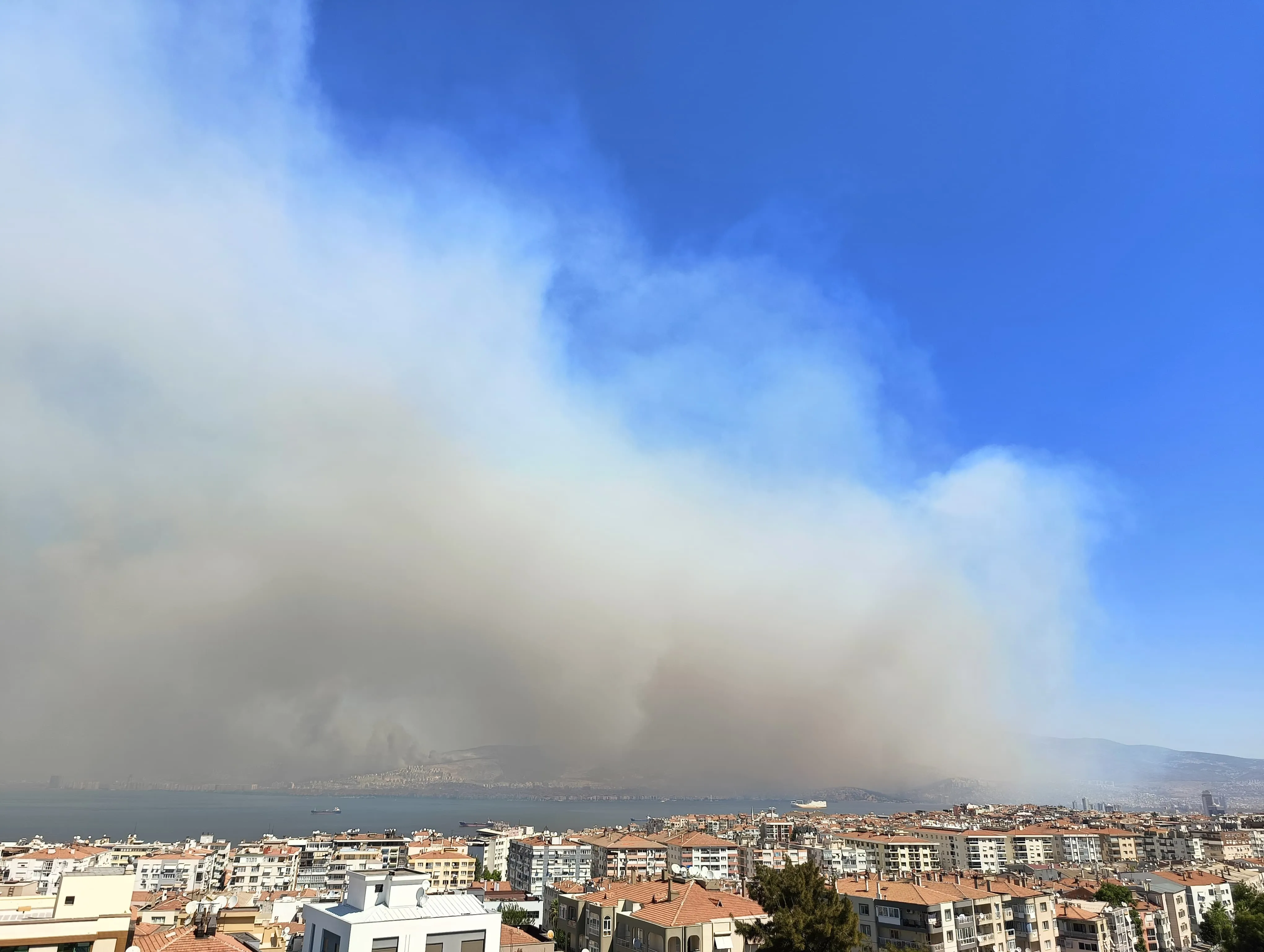 İzmir’in Karşıyaka ilçesi Yamanlar Dağı’nda ormanlık alandaki yangınla mücadele sürerken, yangından dolayı gökyüzüne yükselen dumanlar şehrin neredeyse her ilçesinden görünüyor.