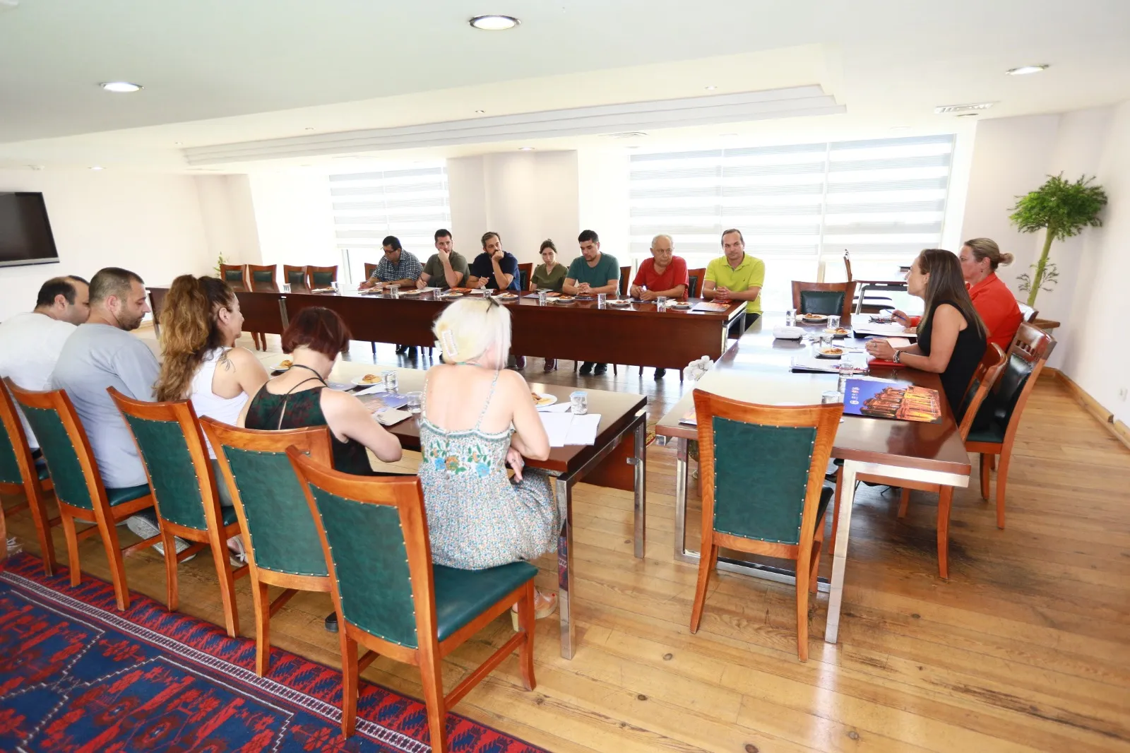 Efes Selçuk Belediye Başkanı Filiz Ceritoğlu Sengel, veteriner hekimler ve hayvanseverlerle bir araya gelerek sokak hayvanlarının korunması için yeni yol haritasını açıkladı. 