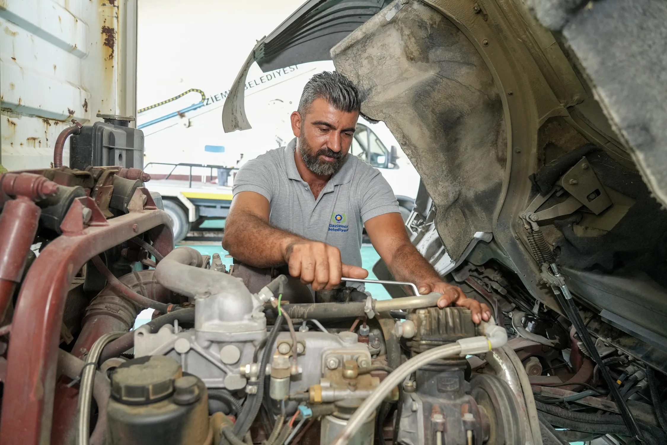 Gaziemir Belediyesi, araçlarının tamir ve bakımını kendi atölyesinde yaparak hem tasarruf sağlıyor hem de hizmet kalitesini artırıyor. 