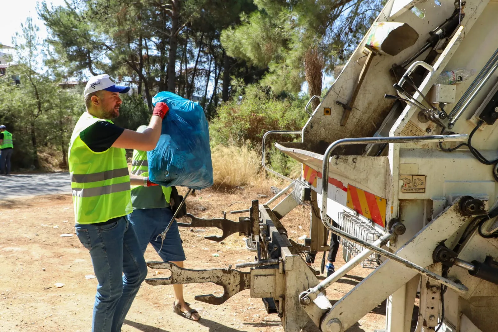 Hava sıcaklıklarının artmasıyla birlikte orman yangını tehlikesi de artarken, Buca Belediyesi vatandaşlarla birlikte yeşil alanları korumak için kolları sıvadı. 