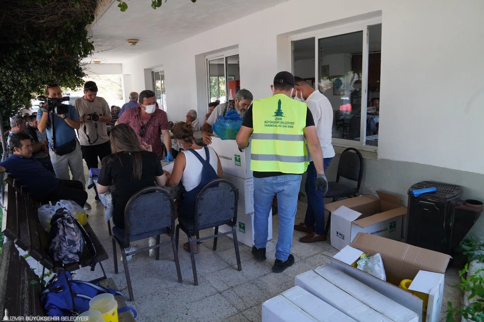 İzmir Büyükşehir Belediyesi, Karaburun yarımadasında mandalinası ünlü olan üreticilere Akdeniz Meyve Sineği ile mücadele için tuzak ve feromon dağıttı.