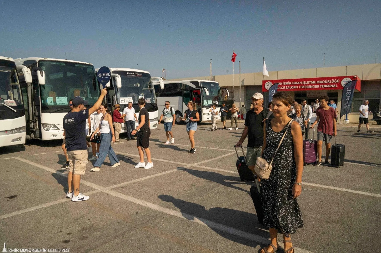 İzmir'e gelen kruvaziyer yolcuları artık İZDENİZ gemileriyle Karşıyaka'yı keşfe çıkıyor. Bu yeni proje ile İzmir'in turizm potansiyeli daha da güçleniyor.