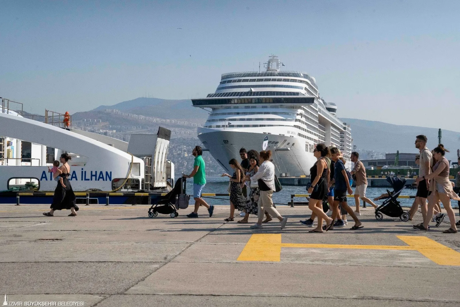 İzmir'e gelen kruvaziyer yolcuları artık İZDENİZ gemileriyle Karşıyaka'yı keşfe çıkıyor. Bu yeni proje ile İzmir'in turizm potansiyeli daha da güçleniyor.