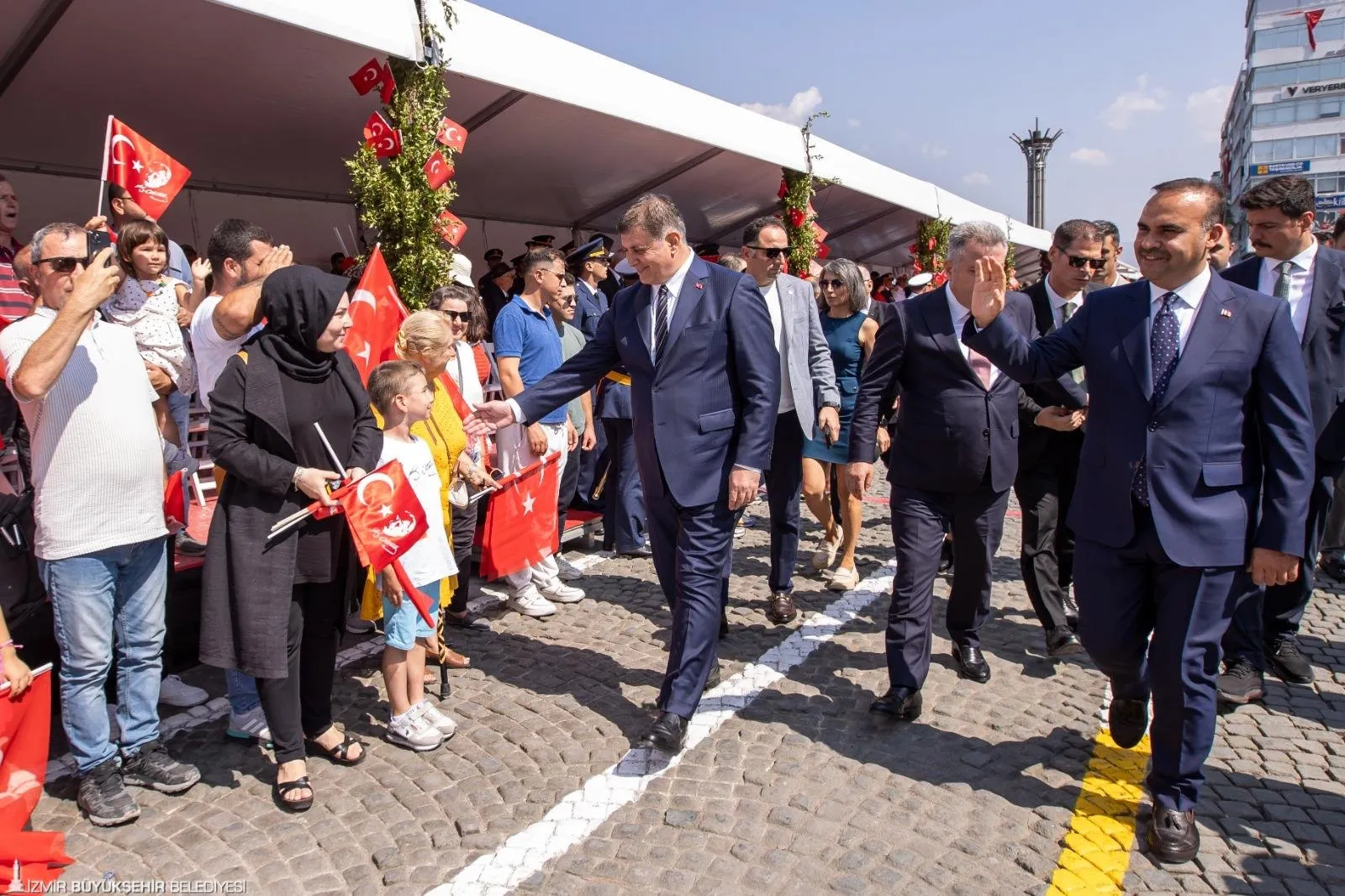 İzmir, 30 Ağustos Zafer Bayramı'nı coşkuyla kutladı. Bakanlar ve yerel yöneticilerin katıldığı törende, Türkiye Cumhuriyeti'nin kazanımları kutlandı.