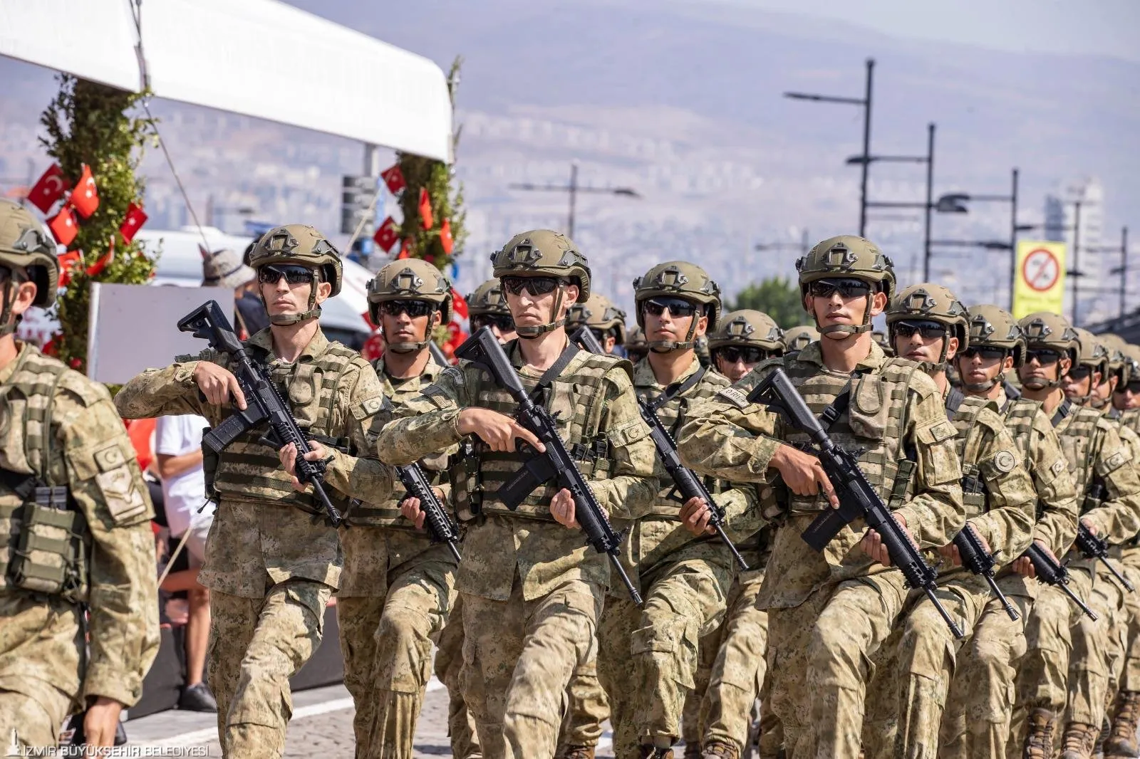 İzmir, 30 Ağustos Zafer Bayramı'nı coşkuyla kutladı. Bakanlar ve yerel yöneticilerin katıldığı törende, Türkiye Cumhuriyeti'nin kazanımları kutlandı.