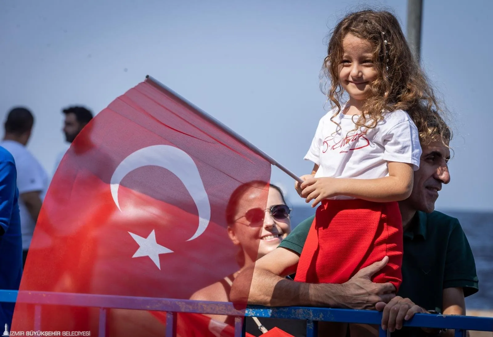 İzmir, 30 Ağustos Zafer Bayramı'nı coşkuyla kutladı. Bakanlar ve yerel yöneticilerin katıldığı törende, Türkiye Cumhuriyeti'nin kazanımları kutlandı.