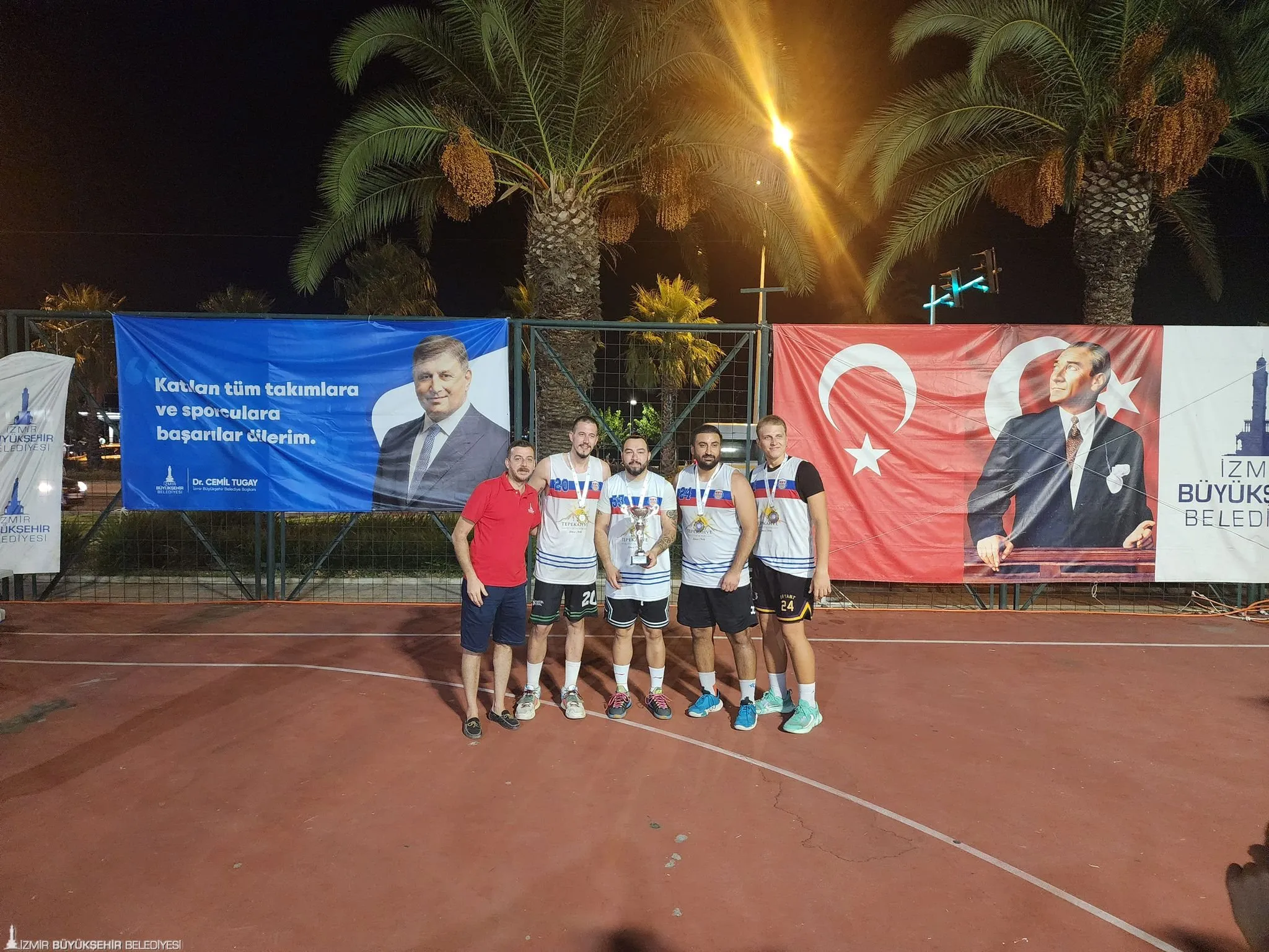 İzmir'in sokakları basketbol coşkusuyla yankılandı! 3x3 Streetball İzmir Cup'ın üçüncü etabında şampiyonlar belli oldu.