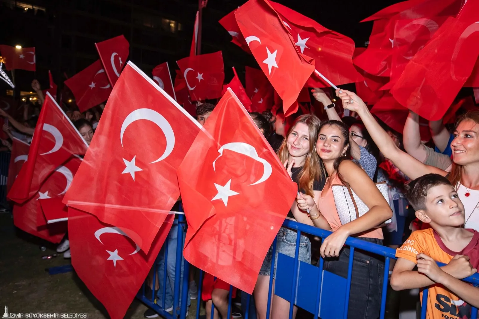 İzmir Büyükşehir Belediyesi'nin düzenlediği 500 dronluk gösteri, Gündoğdu Meydanı'nı görsel bir şölene dönüştürdü. Atatürk portresi, Türk bayrağı ve daha birçok sembol, gökyüzünde hayat buldu.