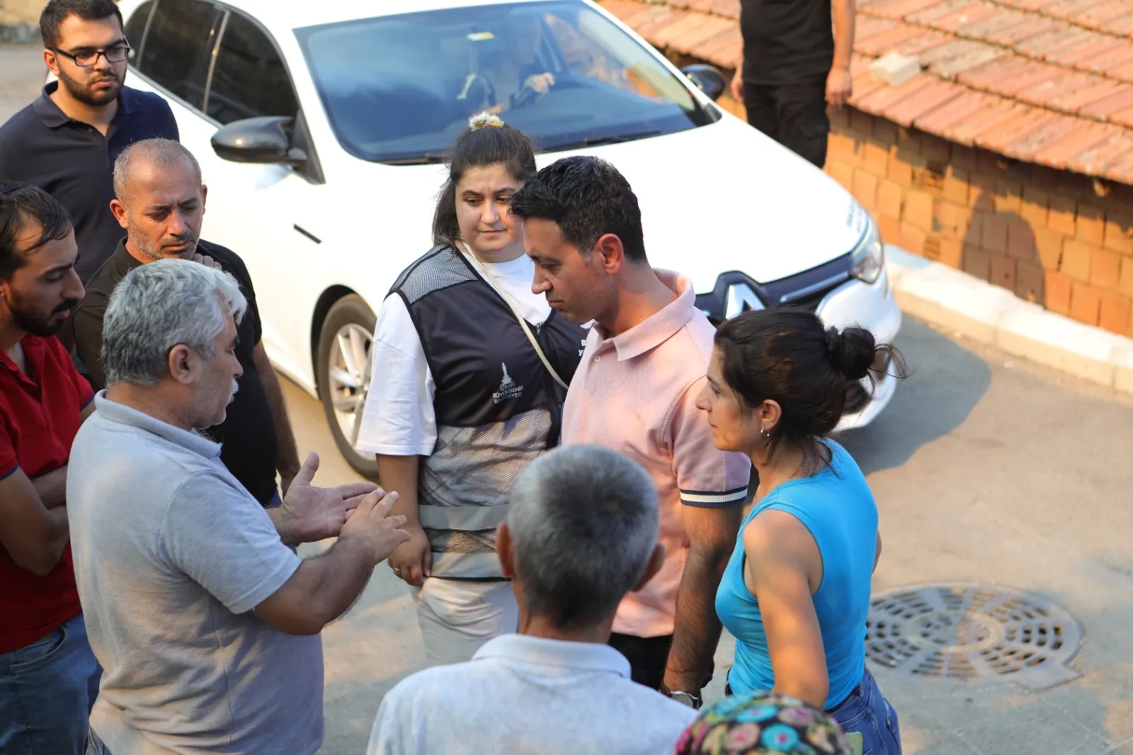 Bayraklı'da yaşanan büyük yangının ardından Bayraklı Belediyesi, mağdur olan ailelerin yaralarını sarmak için büyük bir seferberlik başlattı.