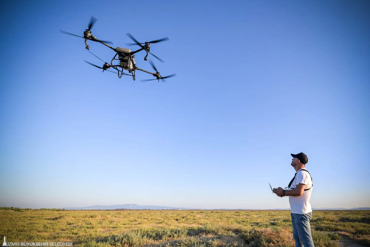 İzmir Büyükşehir Belediyesi, düzensiz yağışlar nedeniyle artan sivrisinek popülasyonuyla mücadele kapsamında drone ile ilaçlama yöntemine başvurdu.