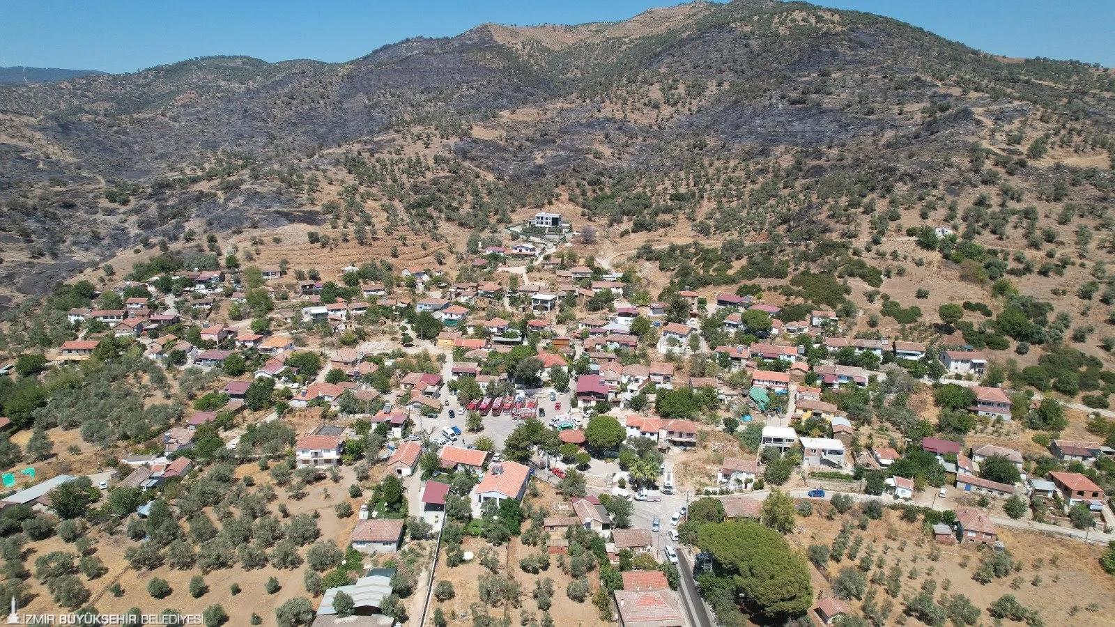 İzmir Büyükşehir Belediye Başkanı Cemil Tugay, son günlerde yaşanan büyük yangınların ardından Bayındır'ı ziyaret etti. 