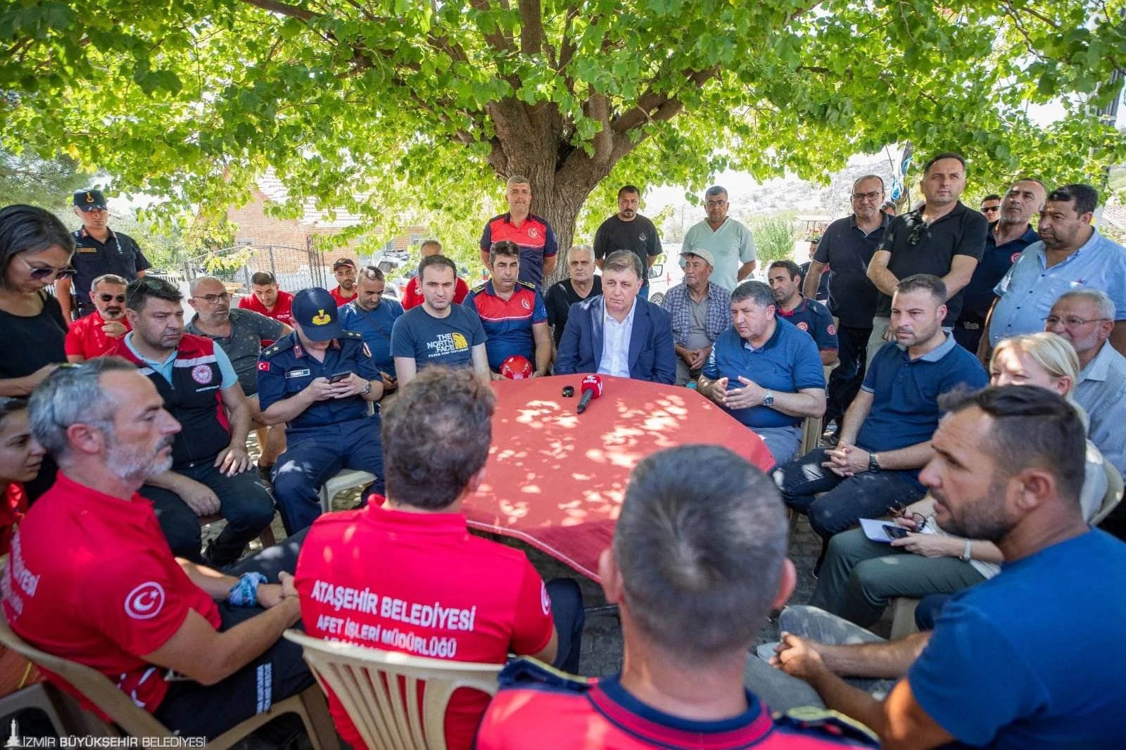 İzmir Büyükşehir Belediye Başkanı Cemil Tugay, son günlerde yaşanan büyük yangınların ardından Bayındır'ı ziyaret etti. 