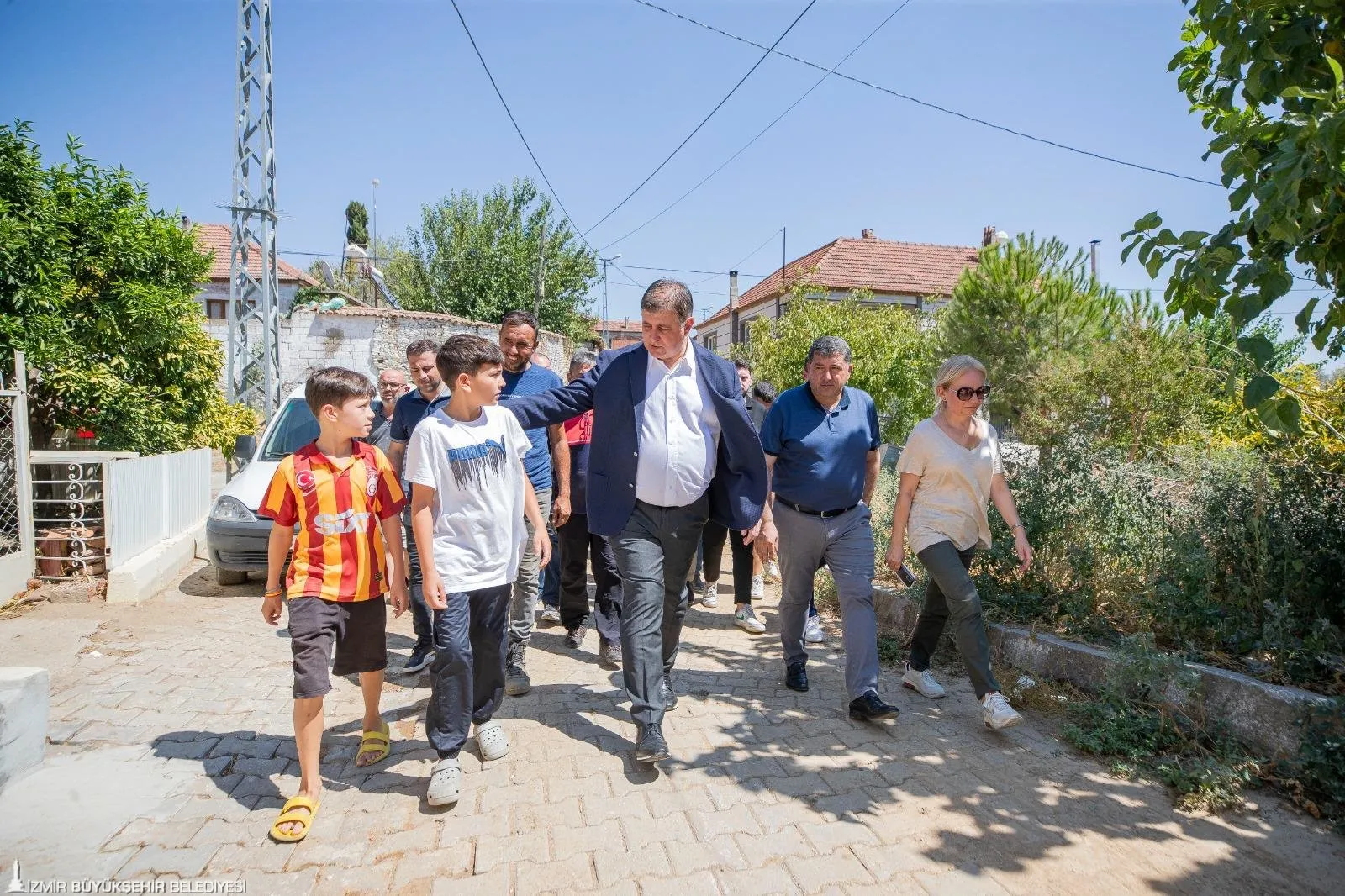 İzmir Büyükşehir Belediye Başkanı Cemil Tugay, son günlerde yaşanan büyük yangınların ardından Bayındır'ı ziyaret etti. 