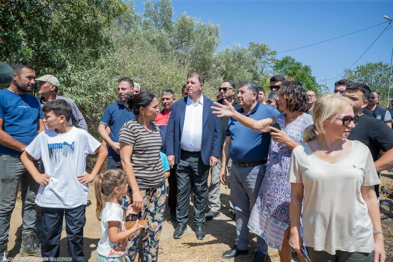 İzmir Büyükşehir Belediye Başkanı Cemil Tugay, son günlerde yaşanan büyük yangınların ardından Bayındır'ı ziyaret etti. 