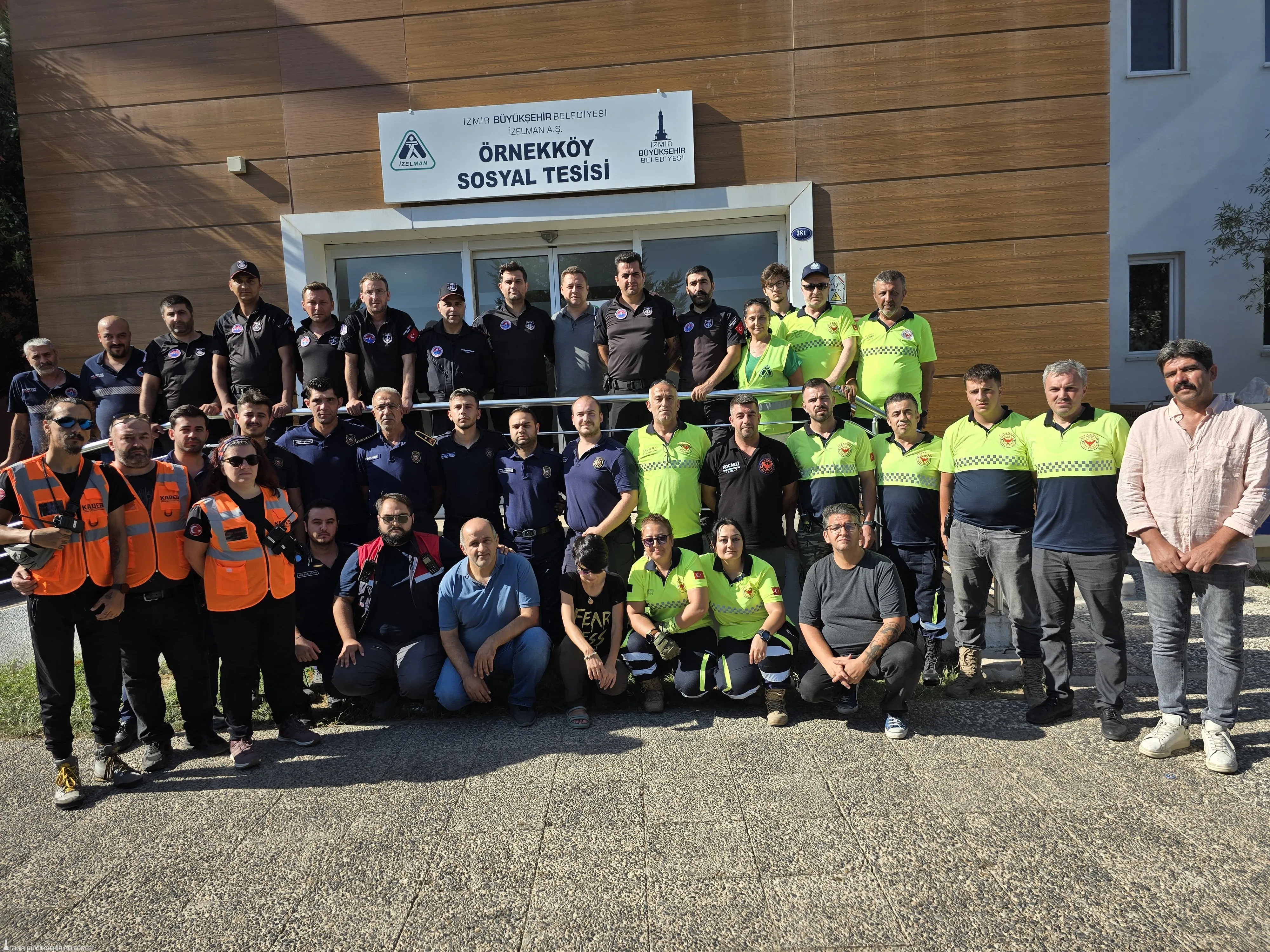 Orman yangınları nedeniyle evlerini terk etmek zorunda kalan vatandaşlar ve farklı illerden gelen itfaiye ekipleri için İzmir Büyükşehir Belediyesi kollarını sıvadı. 