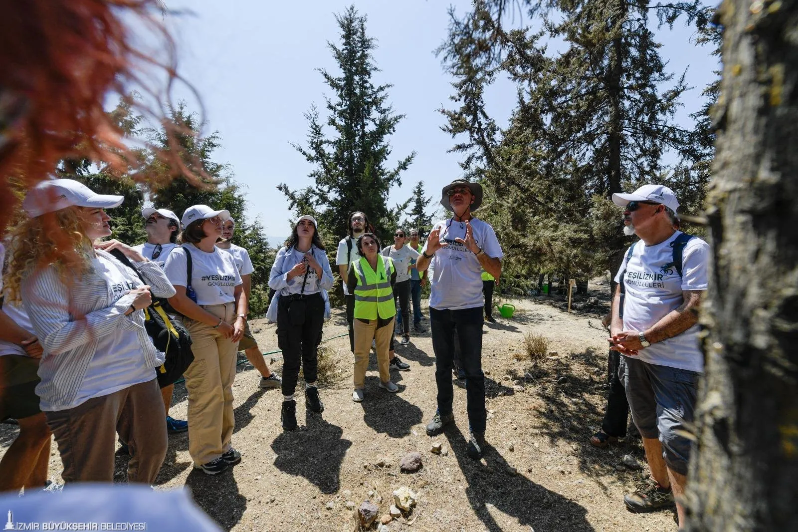 İzmir Büyükşehir Belediyesi, Yamanlar Dağı'ndaki yangının ardından zarar gören ormanlık alanların rehabilitasyonu için büyük bir kampanya başlattı.