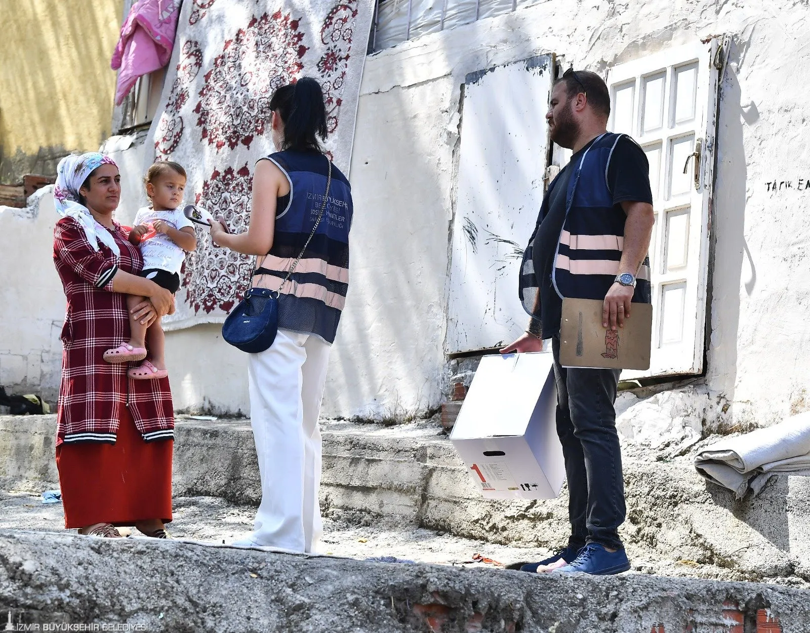 İzmir Büyükşehir Belediyesi, Yamanlar Dağı yangınından etkilenen 7 mahallede 100 personelle saha taraması yaptı. Ekipler, gıda, nakdi yardım ve psikolojik destek sağladı.