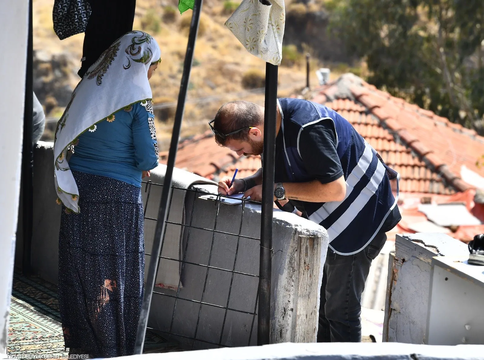 İzmir Büyükşehir Belediyesi, Yamanlar Dağı yangınından etkilenen 7 mahallede 100 personelle saha taraması yaptı. Ekipler, gıda, nakdi yardım ve psikolojik destek sağladı.