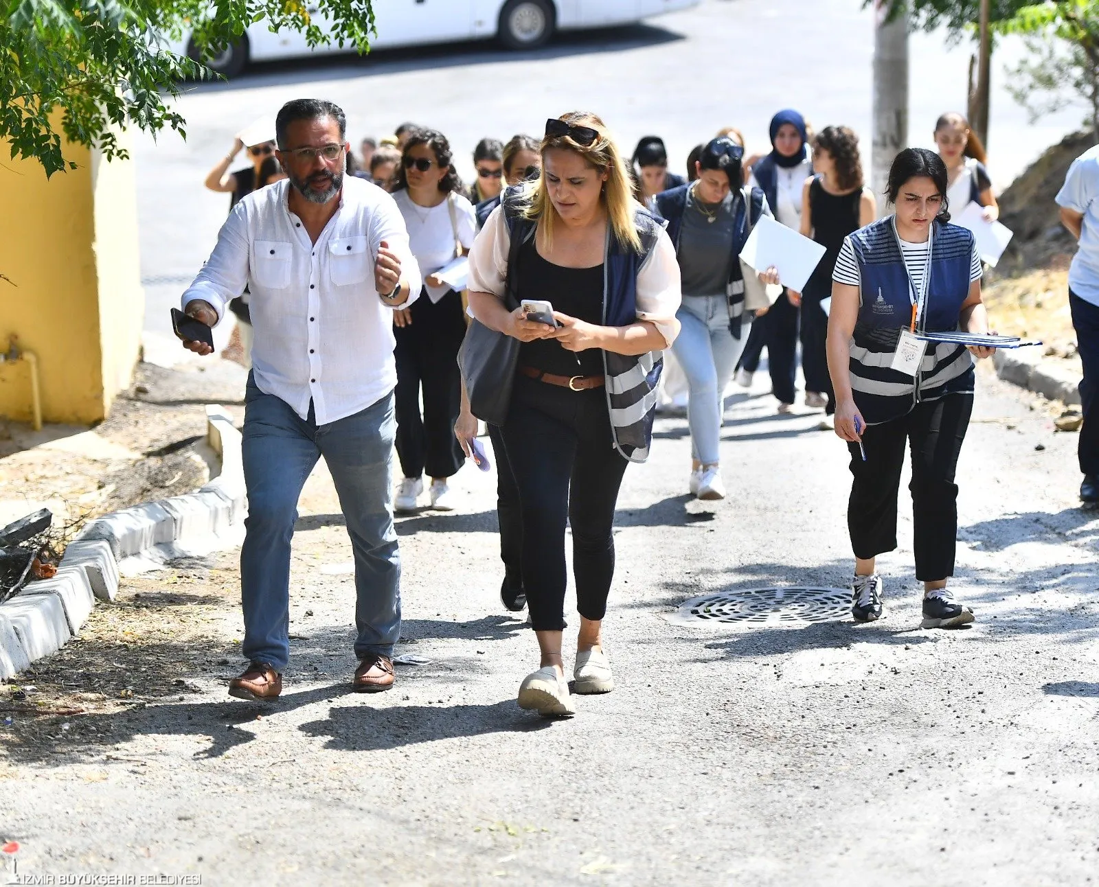 İzmir Büyükşehir Belediyesi, Yamanlar Dağı yangınından etkilenen 7 mahallede 100 personelle saha taraması yaptı. Ekipler, gıda, nakdi yardım ve psikolojik destek sağladı.