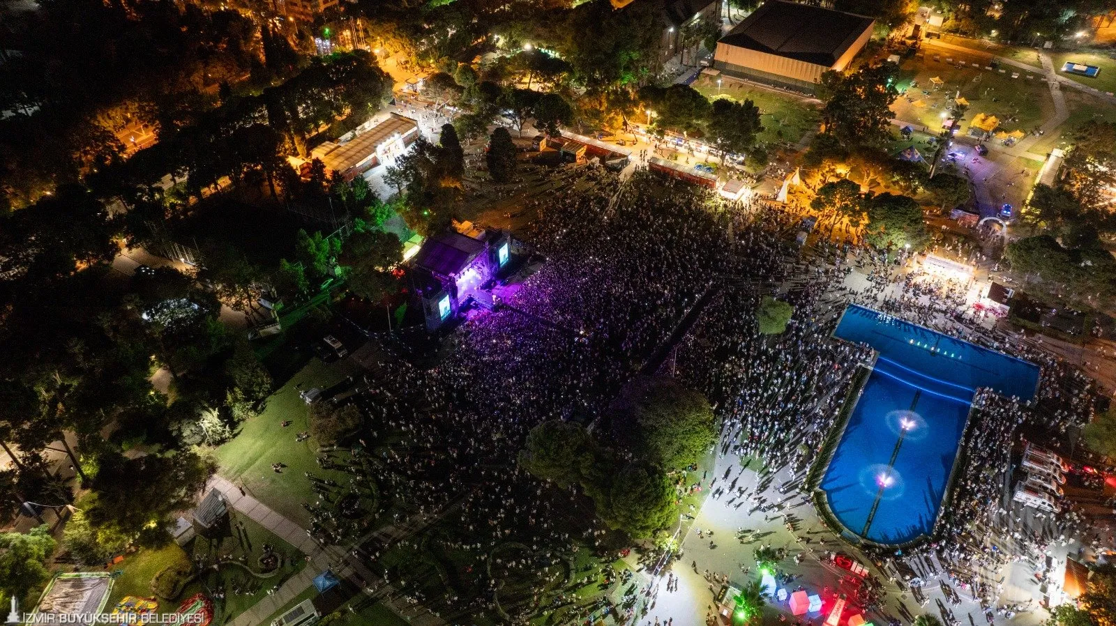 93. İzmir Enternasyonal Fuarı, "teknoloji" temasıyla kapılarını açtı. Mert Demir'in muhteşem konseriyle başlayan fuarda, ünlü sanatçıların konserleri ve birçok etkinlik ziyaretçileri bekliyor.