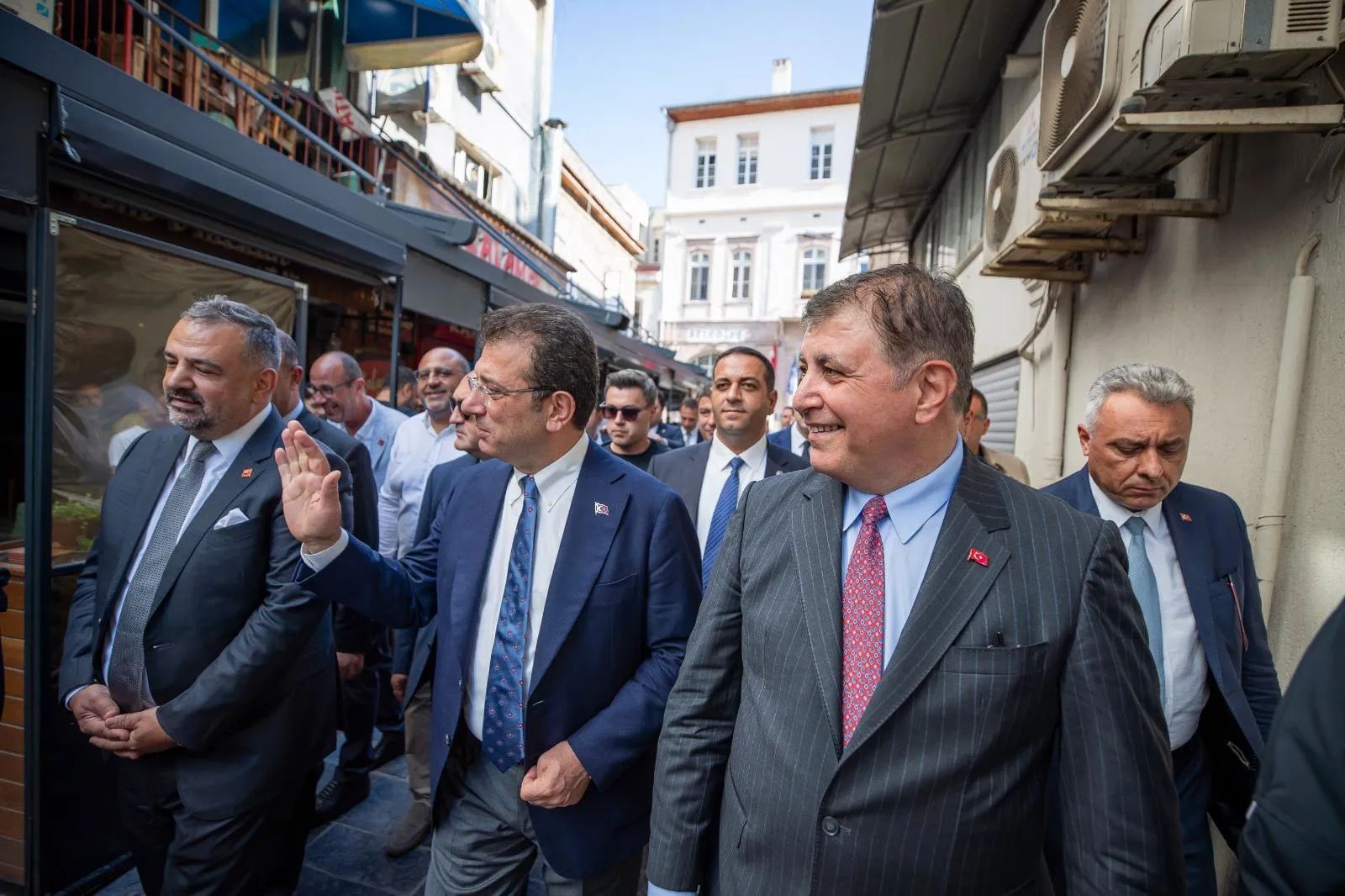 İstanbul Büyükşehir Belediye Başkanı Ekrem İmamoğlu, 93. İzmir Enternasyonal Fuarı'nın açılış resepsiyonu için İzmir'e geldi.