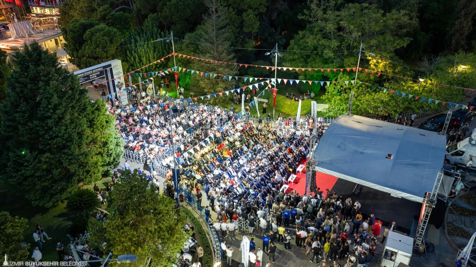 İEF, bu yıl 93'üncü kez kapılarını açtı. "Teknoloji" temasının öne çıktığı fuarda, CHP Genel Başkanı Özgür Özel ve dünyaca ünlü robot Sophia'nın katılımıyla görkemli bir açılış töreni düzenlendi