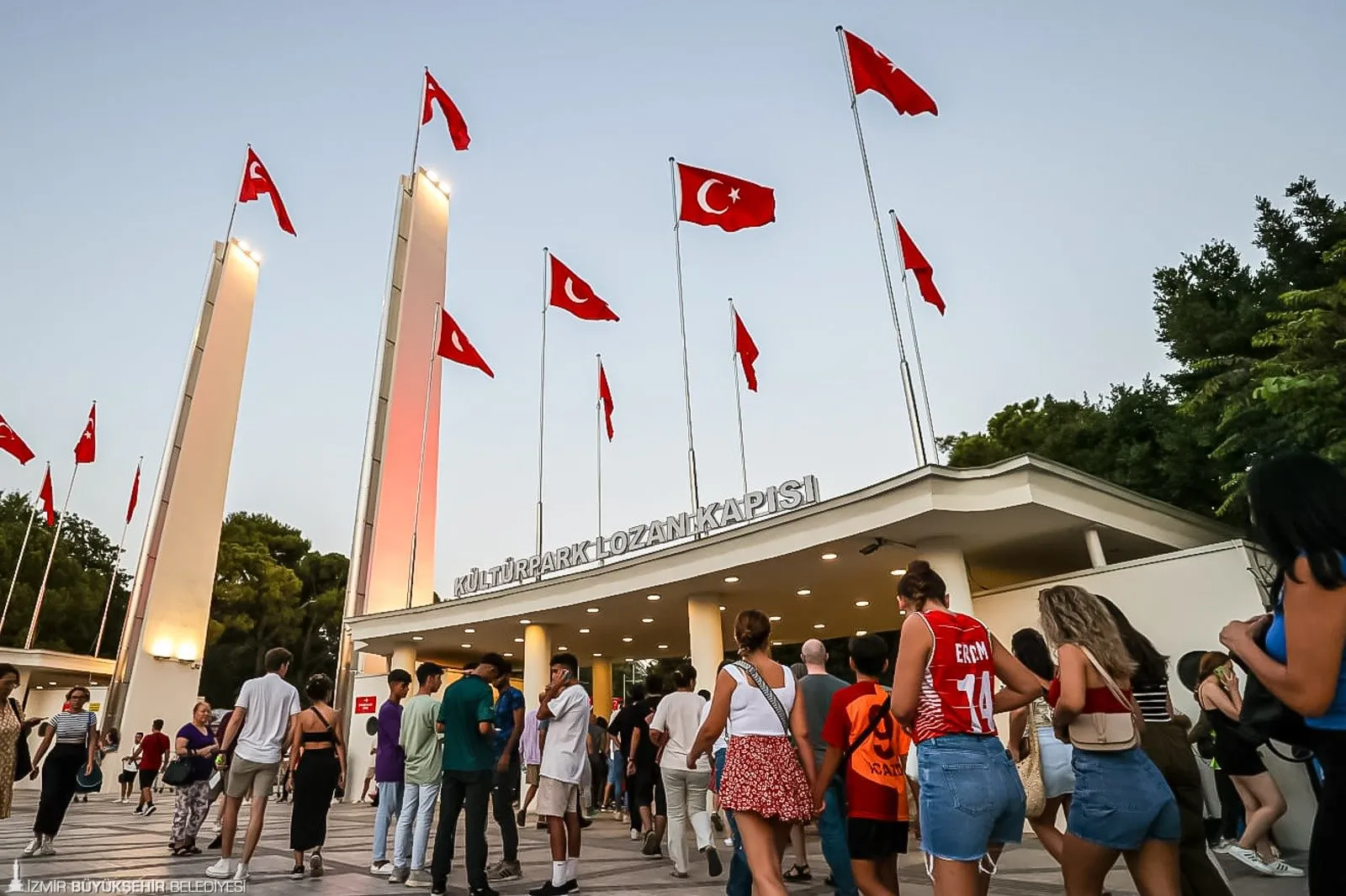 İzmir Enternasyonal Fuarı 93. yılında 'teknoloji' temasıyla kapılarını açıyor. Fuar'da sürpriz konuklar, dron gösterileri, konserler ve birçok etkinlik sizi bekliyor.