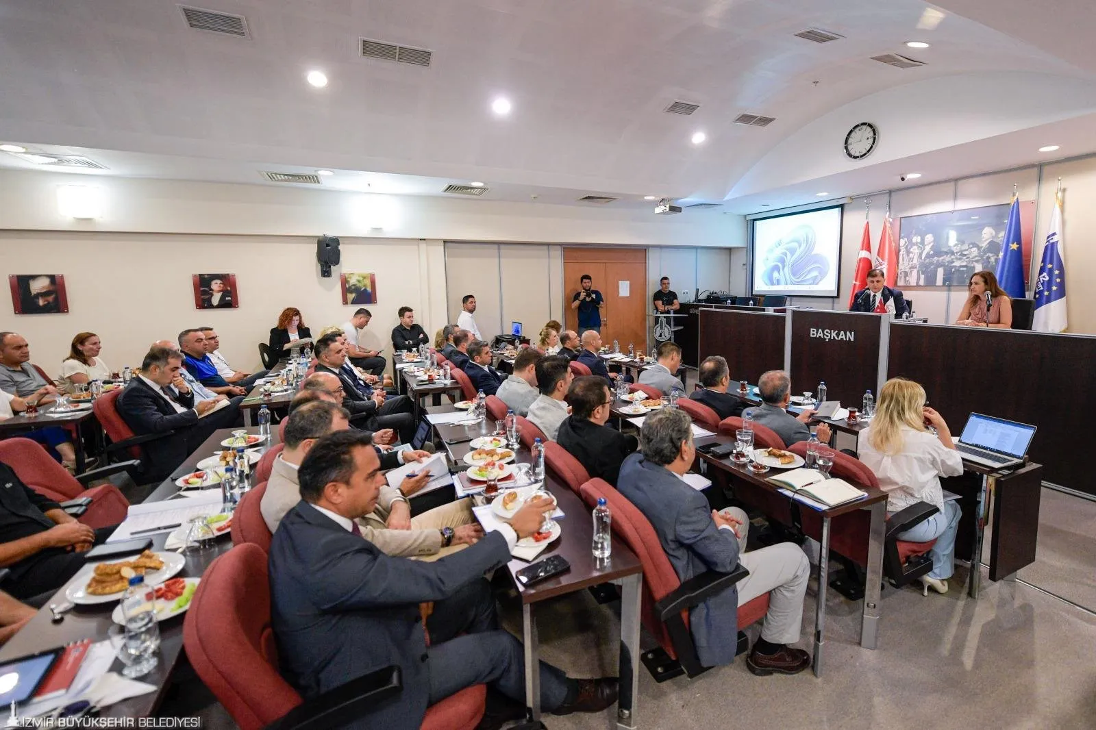 İzmir Büyükşehir Belediye Başkanı Dr. Cemil Tugay, Karşıyaka ilçesinde düzenlediği koordinasyon toplantısında önemli projeleri duyurdu.