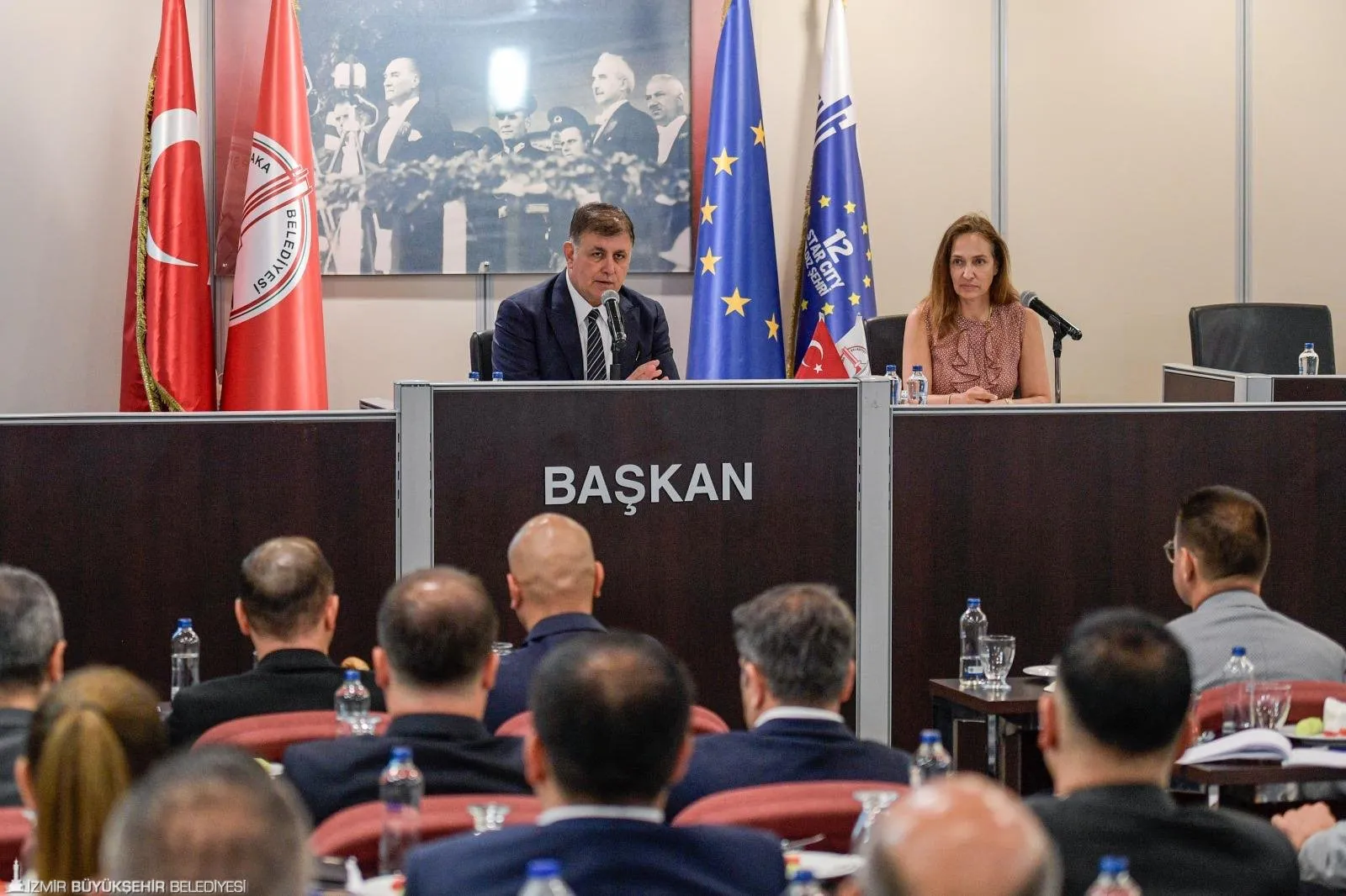 İzmir Büyükşehir Belediye Başkanı Dr. Cemil Tugay, Karşıyaka ilçesinde düzenlediği koordinasyon toplantısında önemli projeleri duyurdu.