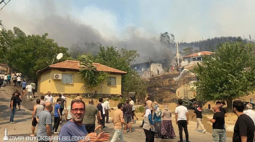 İzmir'in Karşıyaka ilçesindeki Yamanlar Dağı'nda çıkan orman yangını kontrol altına alınamadı. Yangın, yerleşim yerlerini tehdit ederken bazı evler tahliye edildi. 