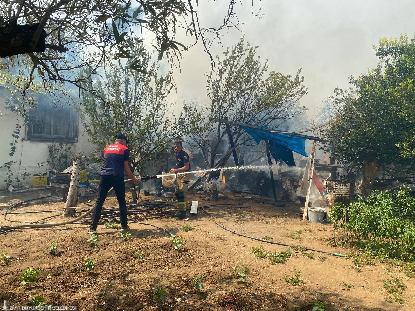 İzmir'in Karşıyaka ilçesindeki Yamanlar Dağı'nda çıkan orman yangını kontrol altına alınamadı. Yangın, yerleşim yerlerini tehdit ederken bazı evler tahliye edildi. 