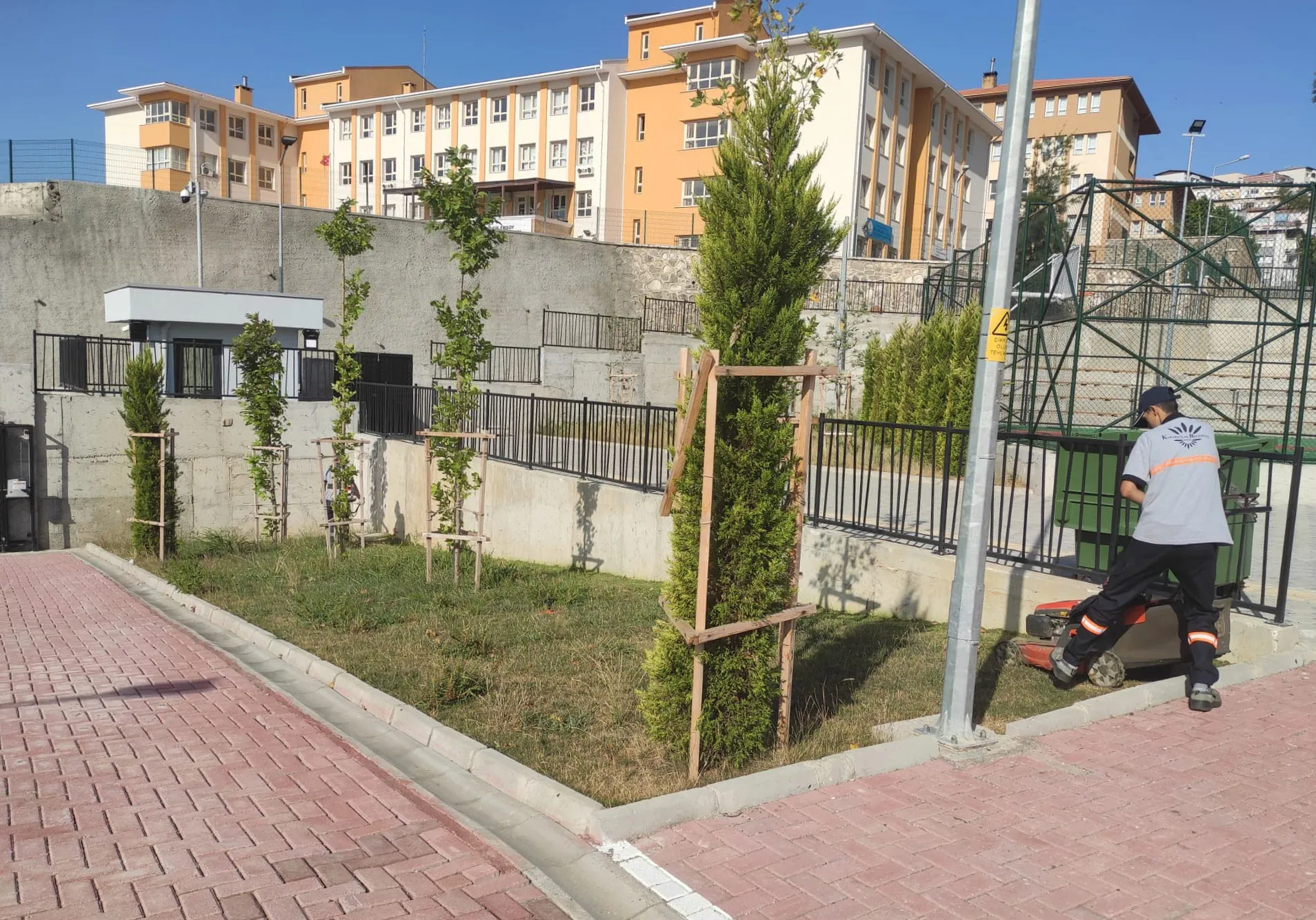 Karabağlar Belediyesi, yeni eğitim ve öğretim yılına başlarken ilçedeki okullarda kapsamlı bir bakım ve onarım çalışması gerçekleştirdi. 