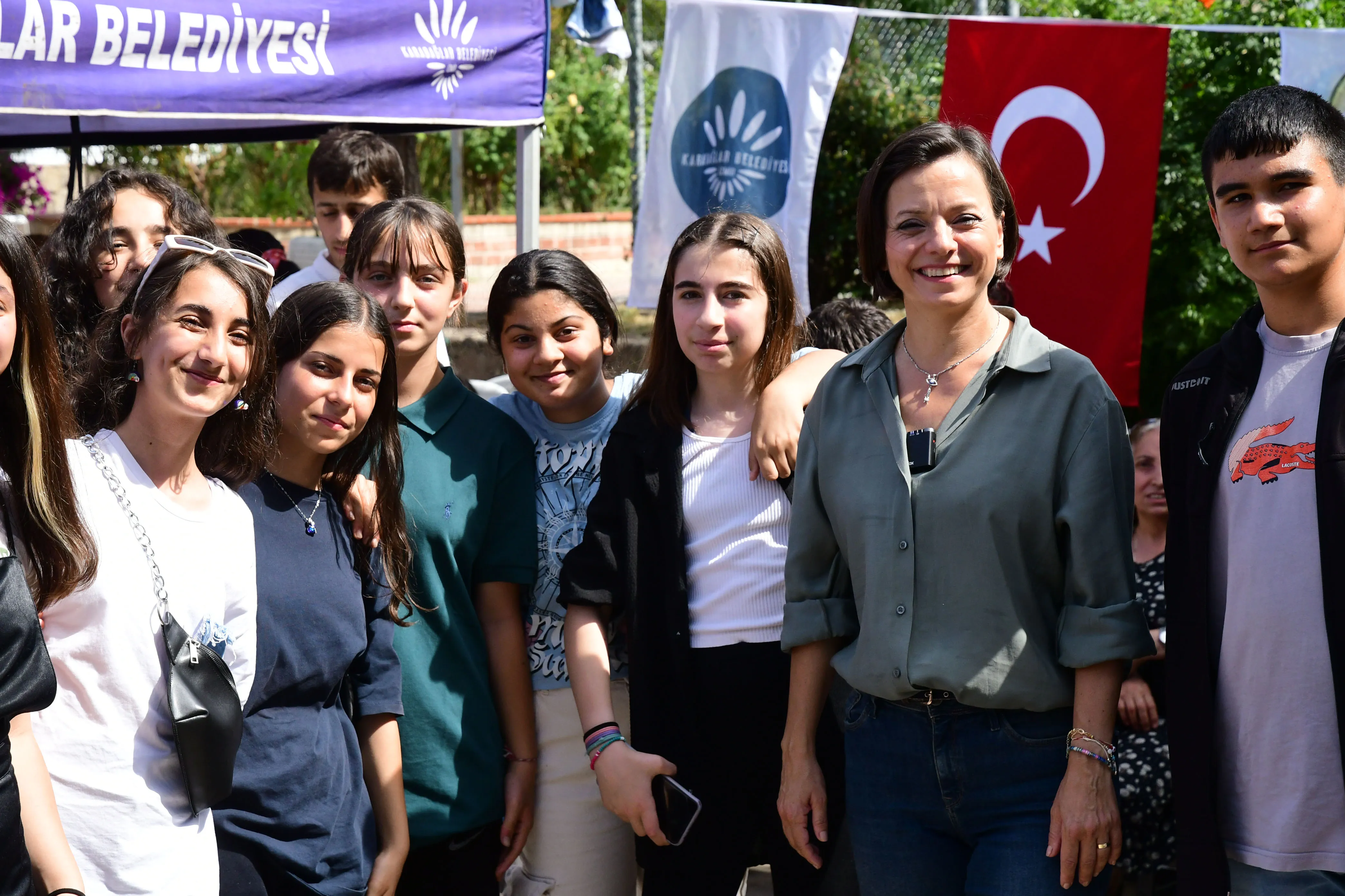 Karabağlar Belediyesi’nin Sosyal Etkinlik Merkezi KARBEM, YKS’de öğrencilerin yüzde 81’ini üniversiteye yerleştirerek büyük bir başarıya imza attı.