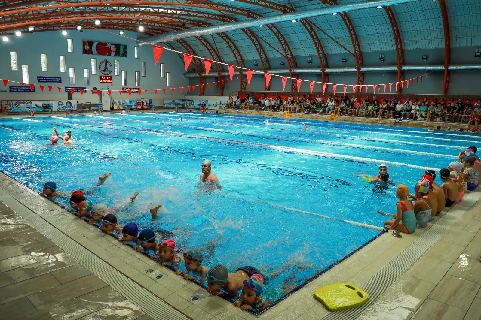 Karşıyaka Belediyesi'nin Haziran ayından bu yana hizmet verdiği Yarı Olimpik Kapalı Yüzme Havuzu, 7 bin kişiye yüzme sporunu tanıttı. 