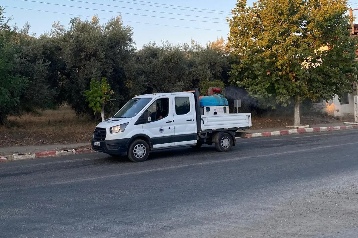 zmir'in en büyük kanatlı hayvancılık merkezlerinden biri olan Kemalpaşa'da, belediye ekipleri yaz aylarında artan sinek ve haşere popülasyonuna karşı yoğun bir mücadele veriyor.