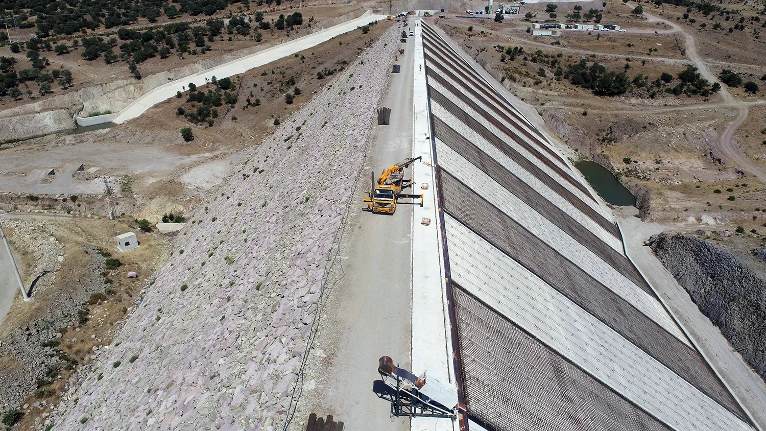 Tarım ve Orman Bakanlığı DSİ Genel Müdürlüğü tarafından Manisa'da yapımı süren Yunusemre Sarma-Davutlar Barajı'nda beton kaplama çalışmaları hızla devam ediyor