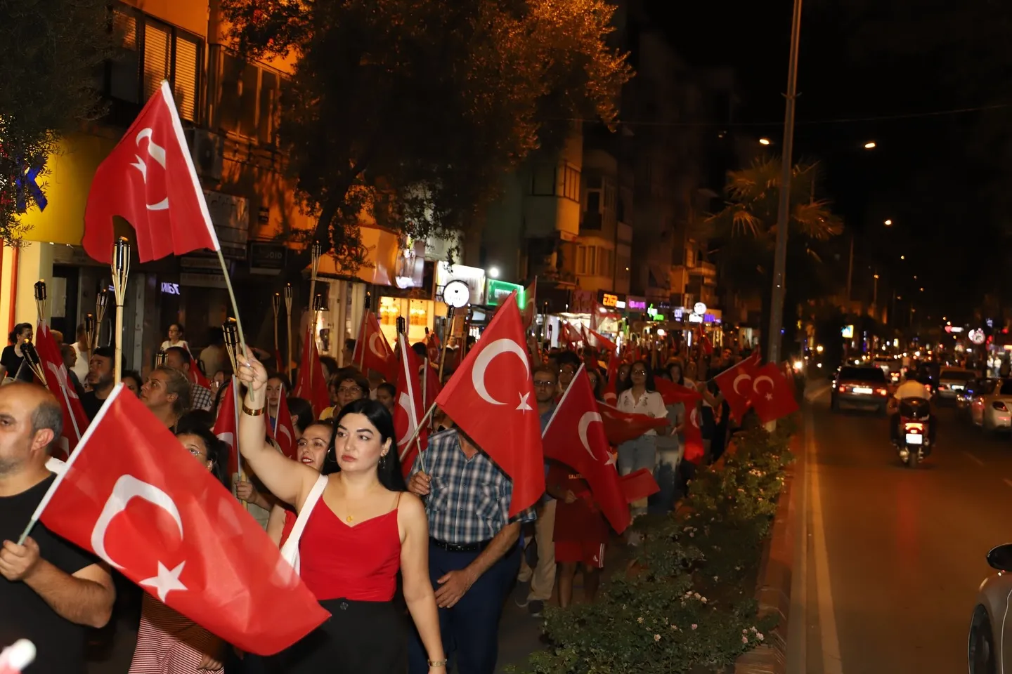 Ödemiş'te 30 Ağustos Zafer Bayramı kutlamaları, fener alayı ve Celal Geçgin konserinin yanı sıra Belediye Başkanı Mustafa Turan'ın anlamlı mesajlarıyla da dikkat çekti. 