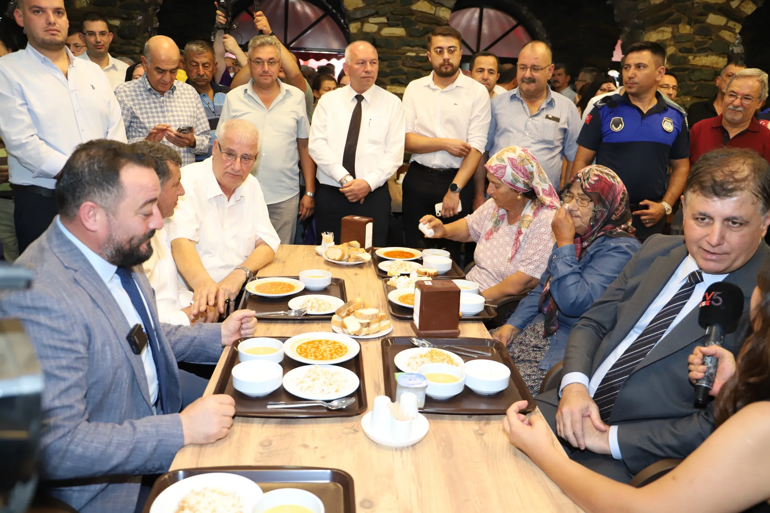 Ödemiş Belediyesi, ekonomik zorluklar yaşayan vatandaşların uygun fiyata sağlıklı ve lezzetli yemek yemesini sağlamak amacıyla Kent Lokantası'nı hizmete sundu.