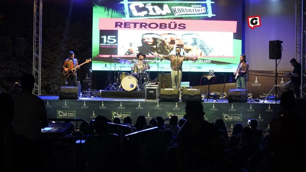 Retrobüs, İzmir Çim Konserleri'nde Nostalji Rüzgarı Estirdi!