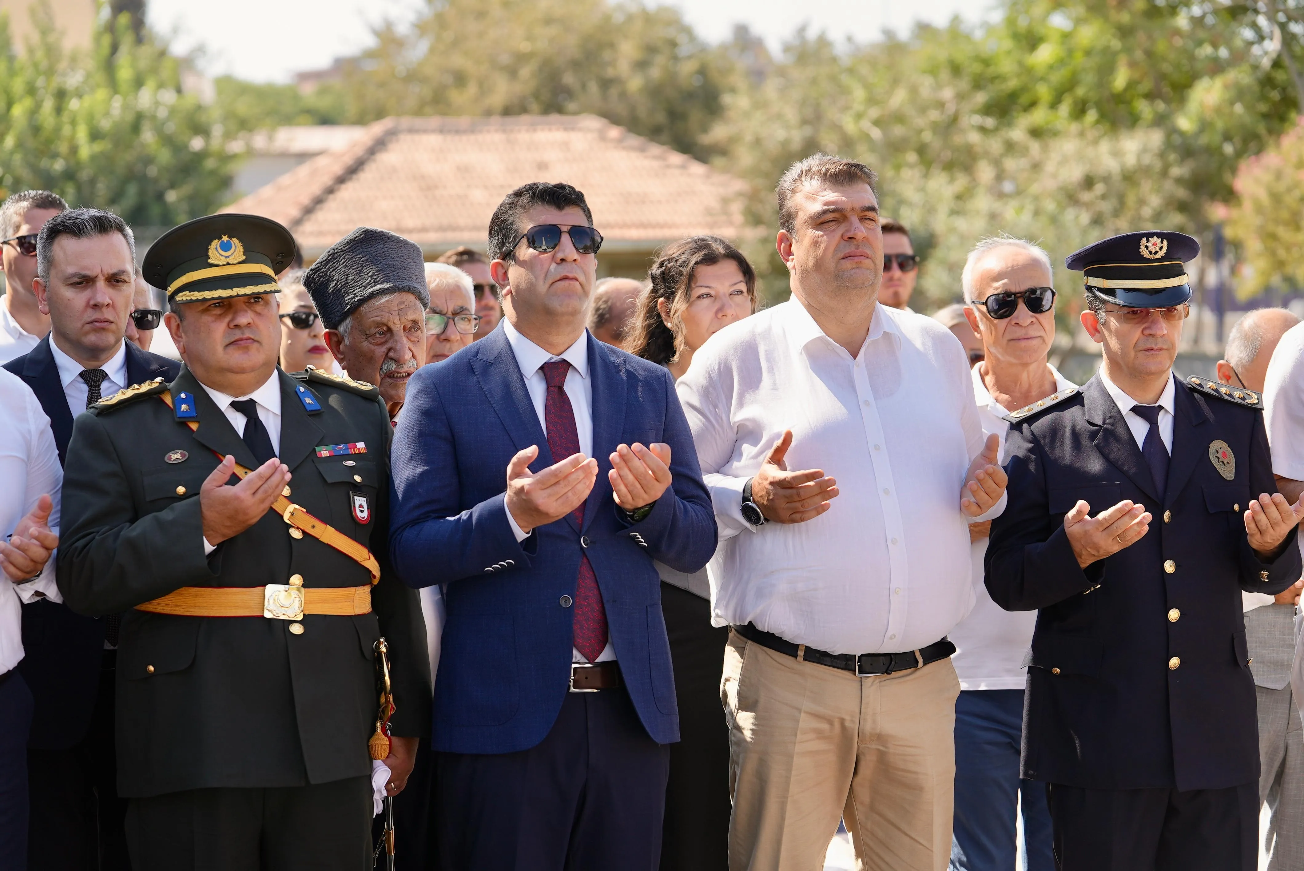 Seferihisar'da 30 Ağustos Zafer Bayramı kutlamaları, çelenk töreniyle başladı. Kaymakam ve belediye başkanı, Atatürk Anıtı'na çelenk sundu. Kutlamalar, şehitliği ziyaret ve akşam konserle devam edecek