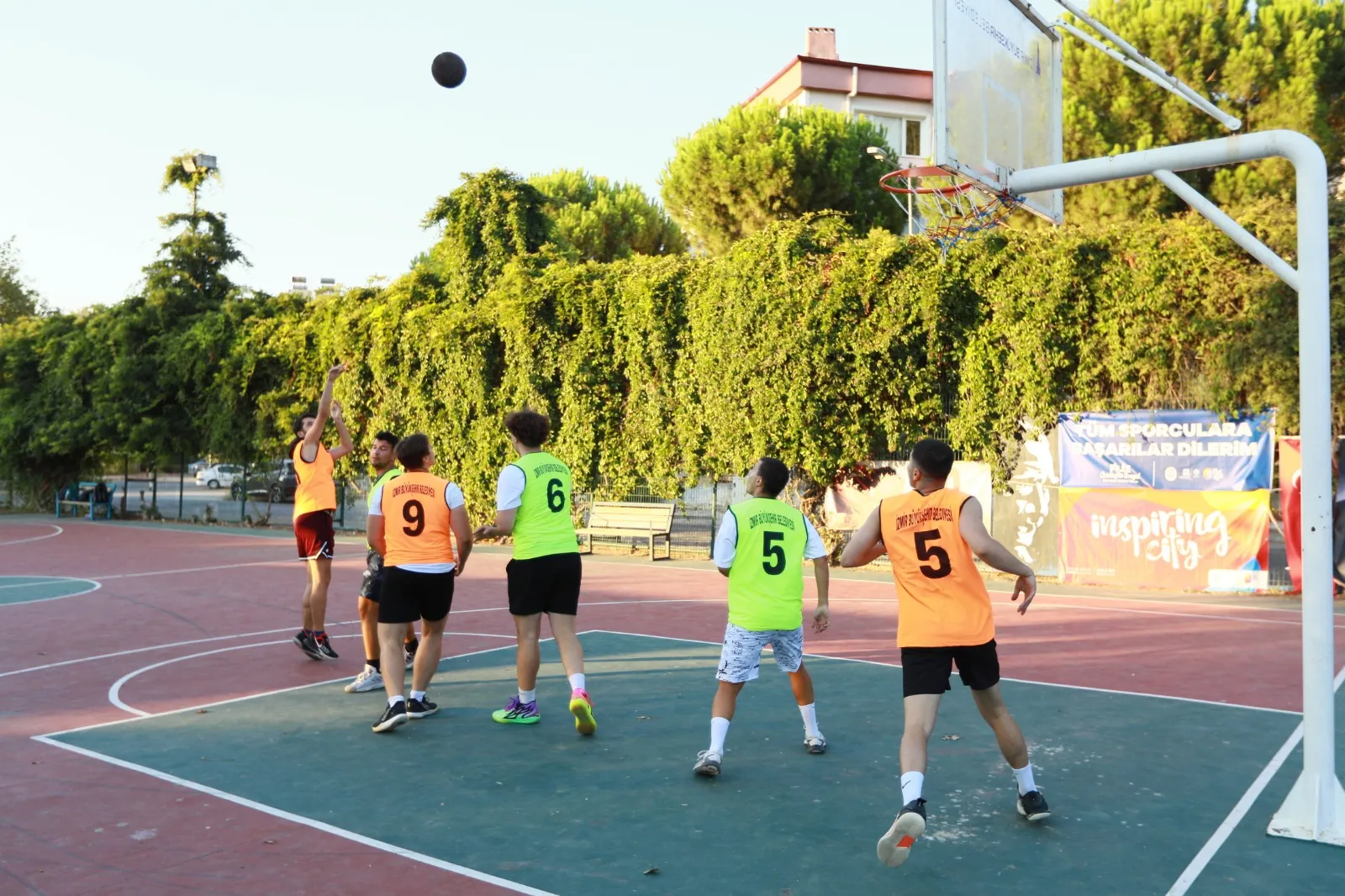 Zafer Haftası etkinlikleri kapsamında düzenlenen 3x3 Basketbol Turnuvası, Eftal Doğru Spor Tesisleri'nde büyük bir coşkuyla gerçekleşti.