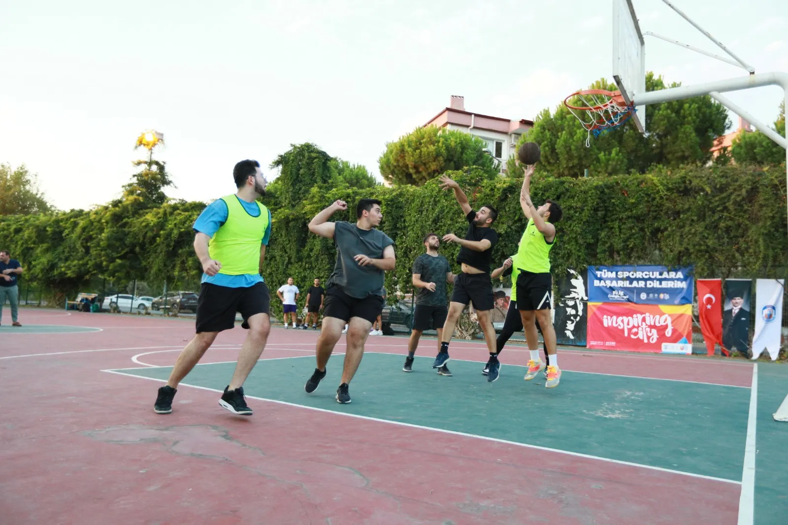 Zafer Haftası etkinlikleri kapsamında düzenlenen 3x3 Basketbol Turnuvası, Eftal Doğru Spor Tesisleri'nde büyük bir coşkuyla gerçekleşti.