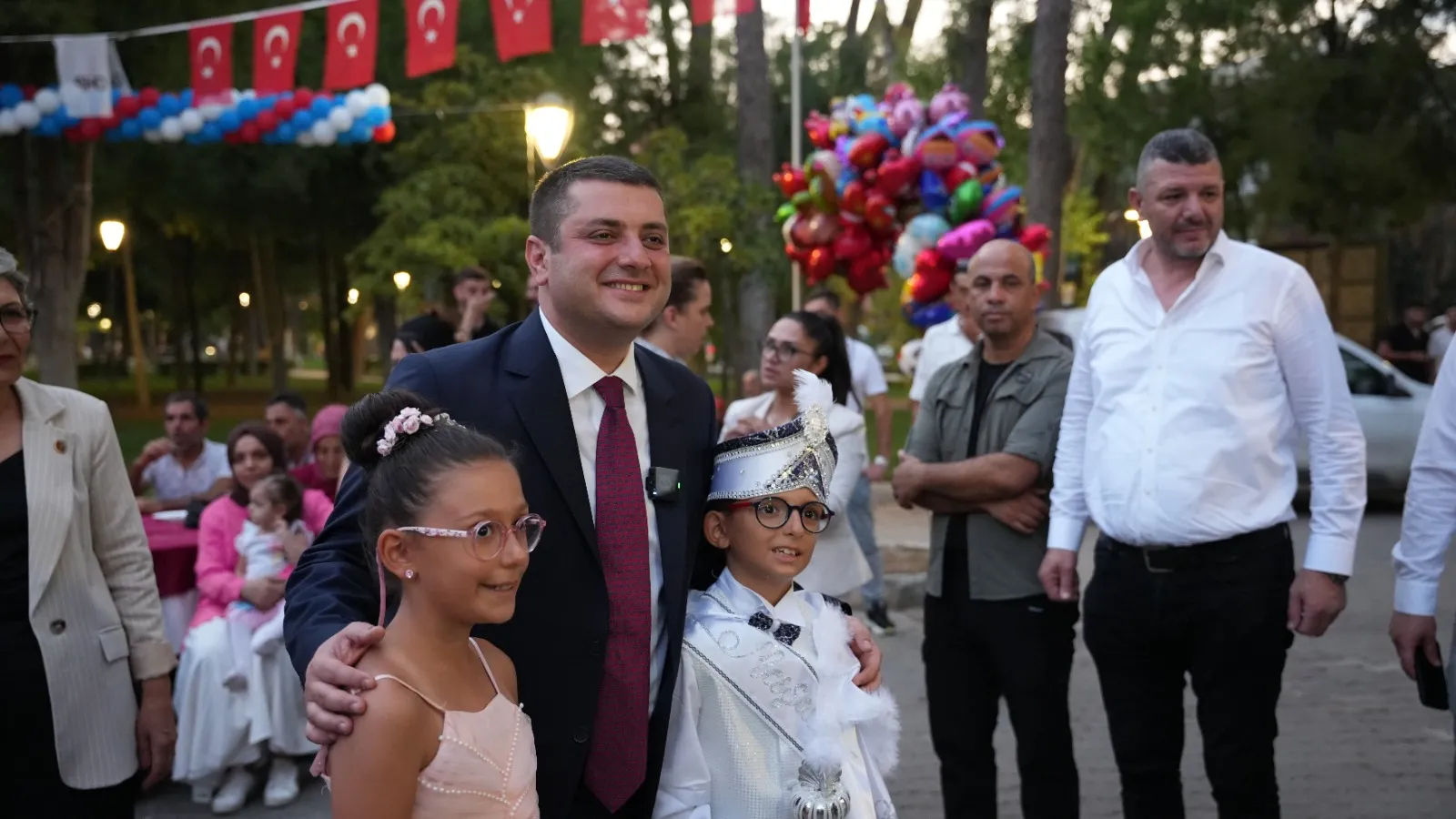 Cumhuriyet Halk Partisi Torbalı İlçe Örgütü, 79 çocuğa renkli bir sünnet şöleni düzenledi.