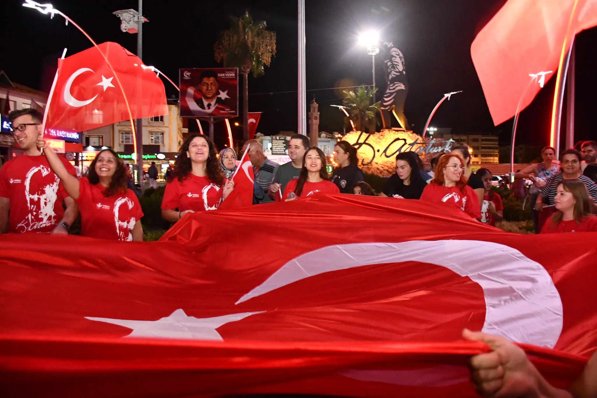 Torbalı'nda 30 Ağustos Zafer Bayramı coşkuyla kutlandı. Belediye Başkanı Övünç Demir'in de katıldığı kutlamalarda fener alayı ve konser düzenlendi. 