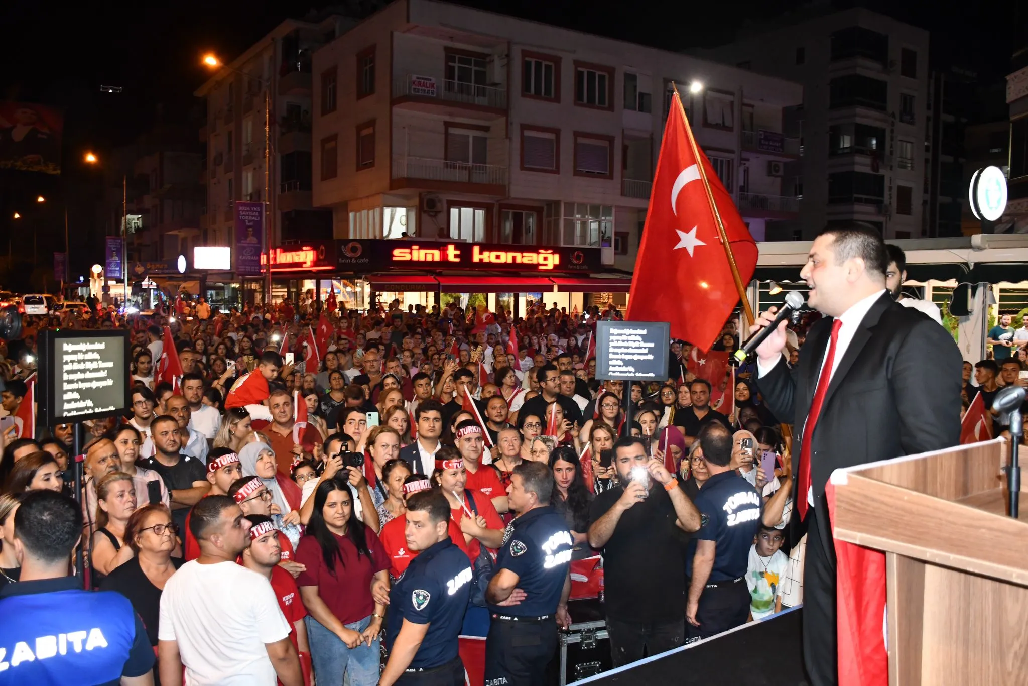 Torbalı'nda 30 Ağustos Zafer Bayramı coşkuyla kutlandı. Belediye Başkanı Övünç Demir'in de katıldığı kutlamalarda fener alayı ve konser düzenlendi. 