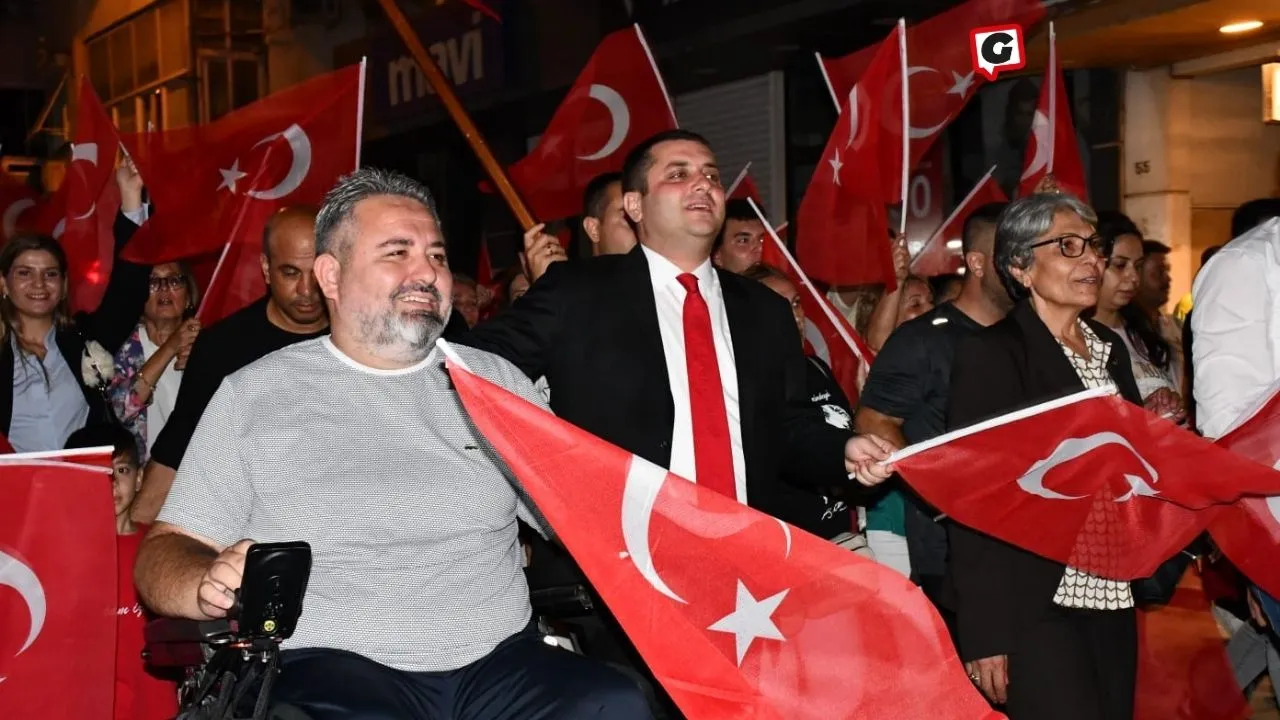 Torbalı Meydanı 30 Ağustos'ta Aydınlandı: Fener Alayı ile Unutulmaz Bir Gece