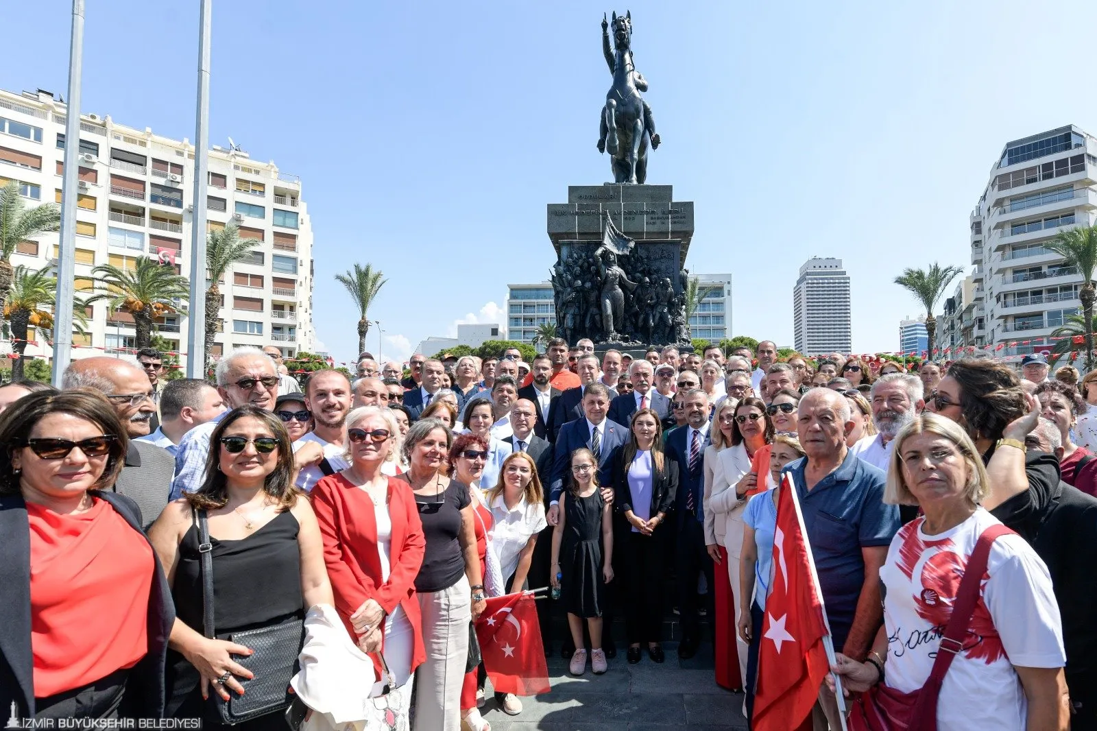 İzmir Büyükşehir Belediye Başkanı Cemil Tugay, 30 Ağustos Zafer Bayramı kutlamalarında yaptığı konuşmada, İzmir'in ve Türkiye'nin en iyi yerel yönetimlerinden biri olacaklarını belirtti. 