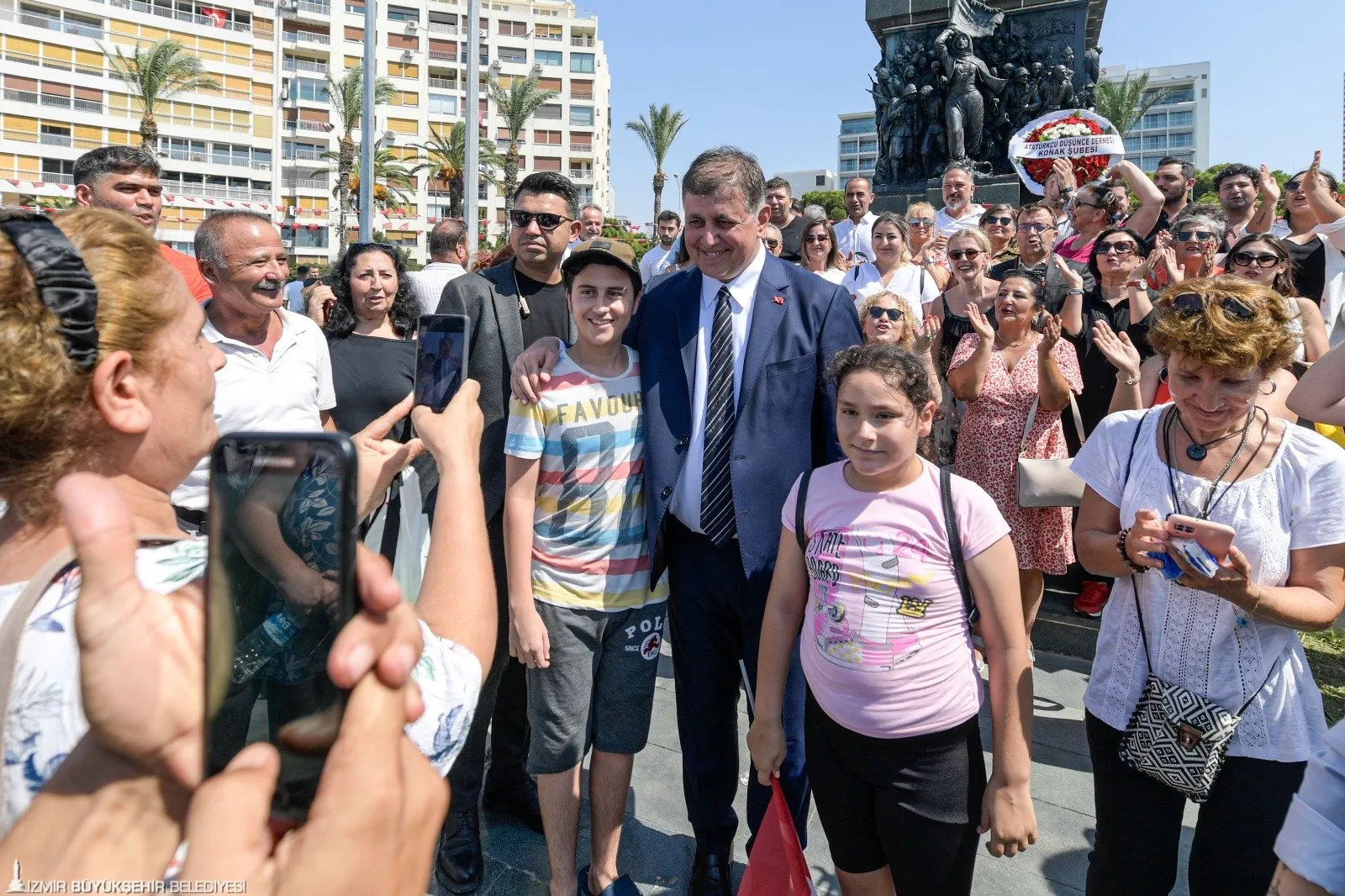 İzmir Büyükşehir Belediye Başkanı Cemil Tugay, 30 Ağustos Zafer Bayramı kutlamalarında yaptığı konuşmada, İzmir'in ve Türkiye'nin en iyi yerel yönetimlerinden biri olacaklarını belirtti. 