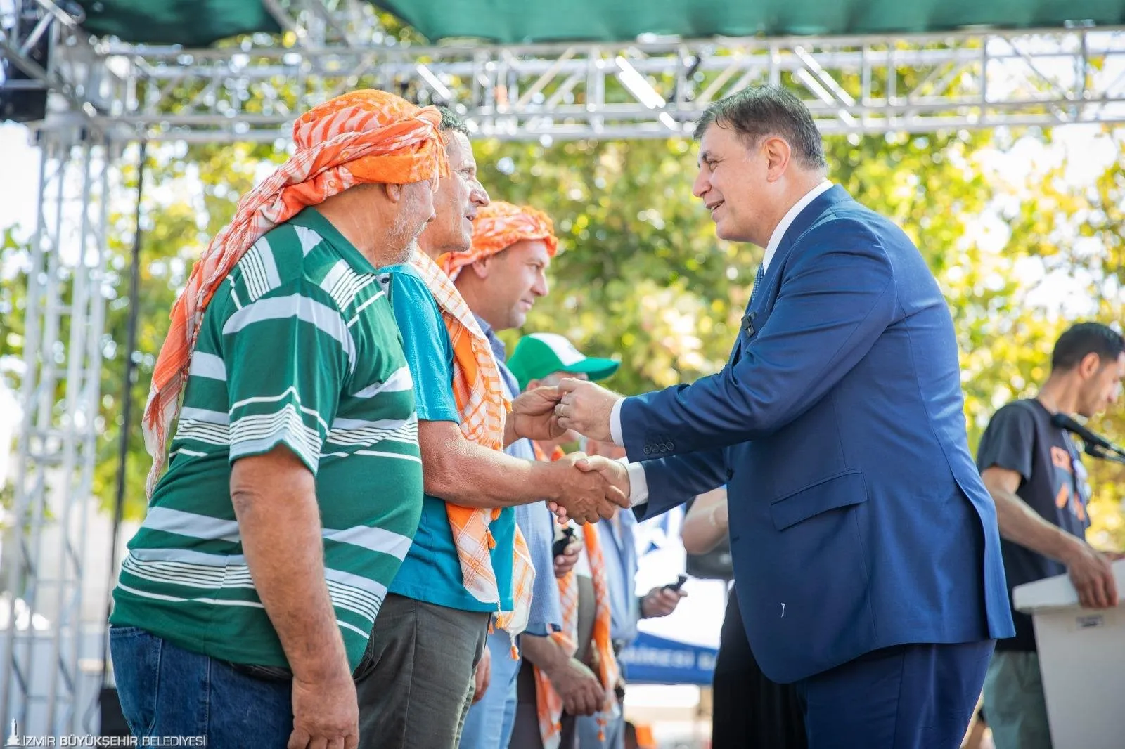 Urla'da düzenlenen bağbozumu şenliğinde İzmir Büyükşehir Belediye Başkanı Dr. Cemil Tugay, çiftçilerin ve tarım alanlarının korunmasının önemini vurguladı.